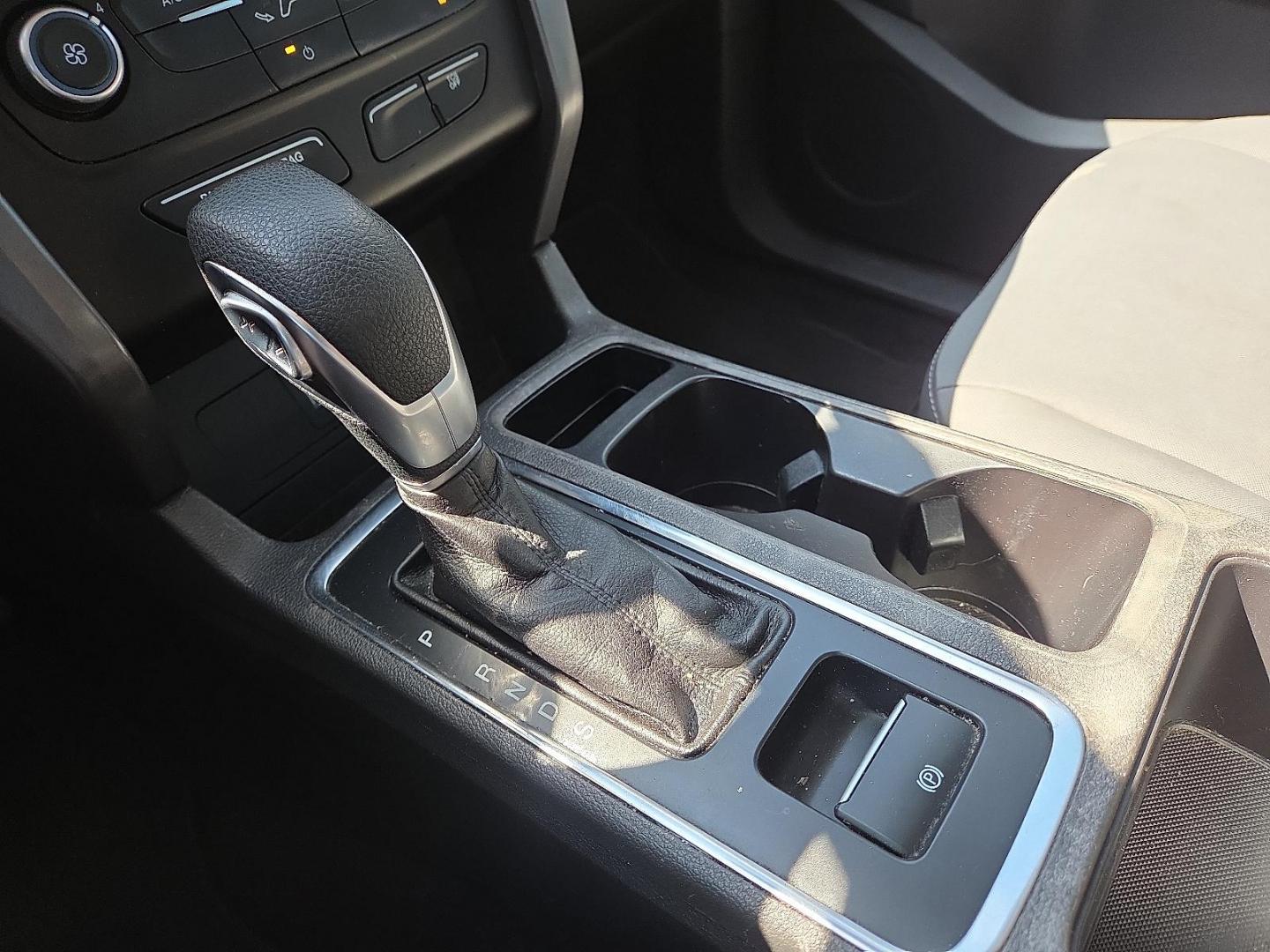 2019 Oxford White - YZ /Chromite Gray/Charcoal Black - 7B Ford Escape S (1FMCU0F71KU) with an Duratec 2.5L I-4 DOHC, iVCT variable valve control, regular unleaded, engine with 168HP engine, located at 4711 Ave Q, Lubbock, TX, 79412, (806) 687-2362, 33.551304, -101.855293 - Photo#27