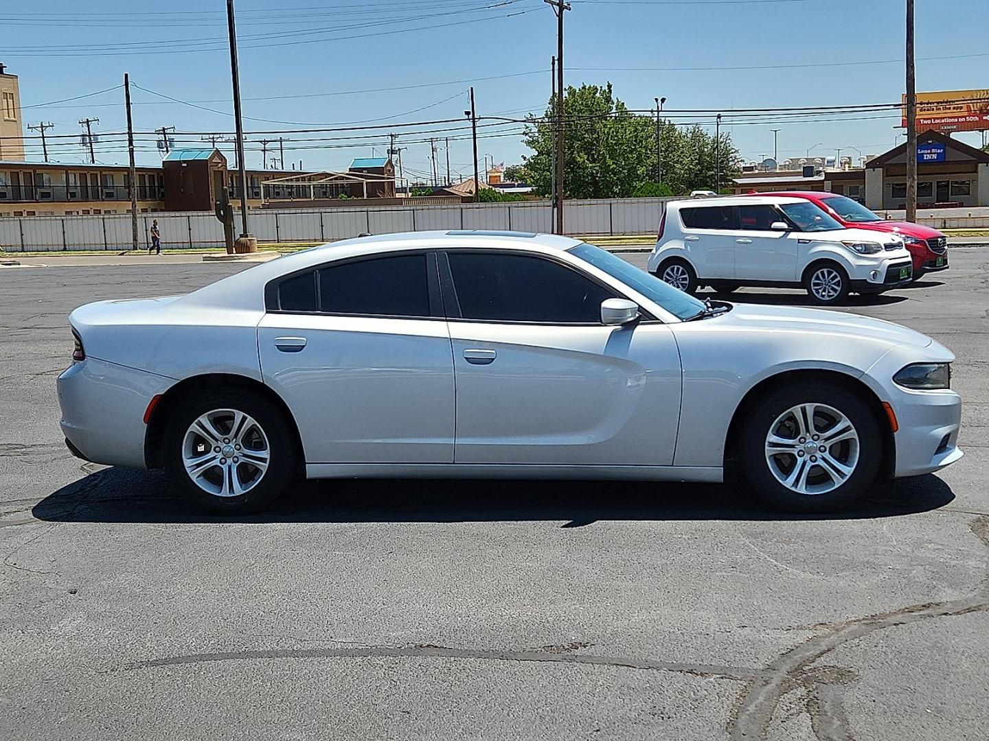 2020 SILVER Dodge Charger SXT RWD (2C3CDXBG9LH) with an Pentastar 3.6L V-6 DOHC, variable valve control, regular unleaded, engine with 292HP engine, located at 4711 Ave Q, Lubbock, TX, 79412, (806) 687-2362, 33.551304, -101.855293 - Photo#4
