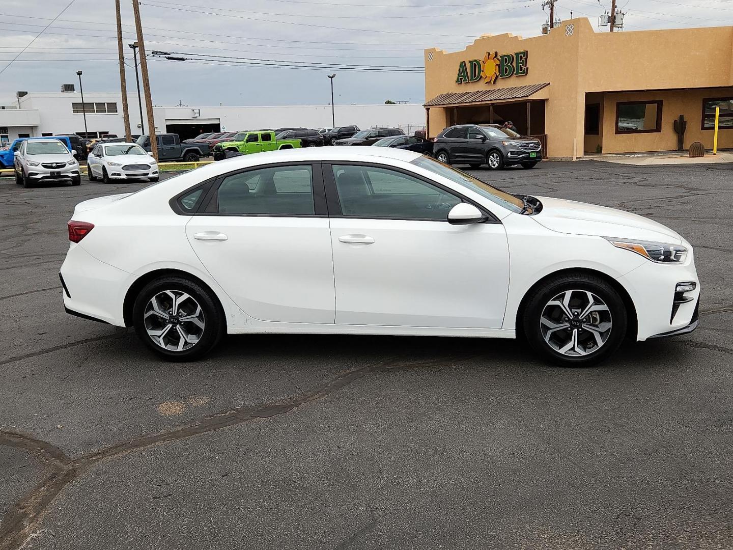 2021 Clear White - UD /Black - WK Kia Forte LXS (3KPF24AD9ME) with an 2L I-4 DOHC, D-CVVT variable valve control, regular unleaded, engine with 147HP engine, located at 4711 Ave Q, Lubbock, TX, 79412, (806) 687-2362, 33.551304, -101.855293 - Photo#4