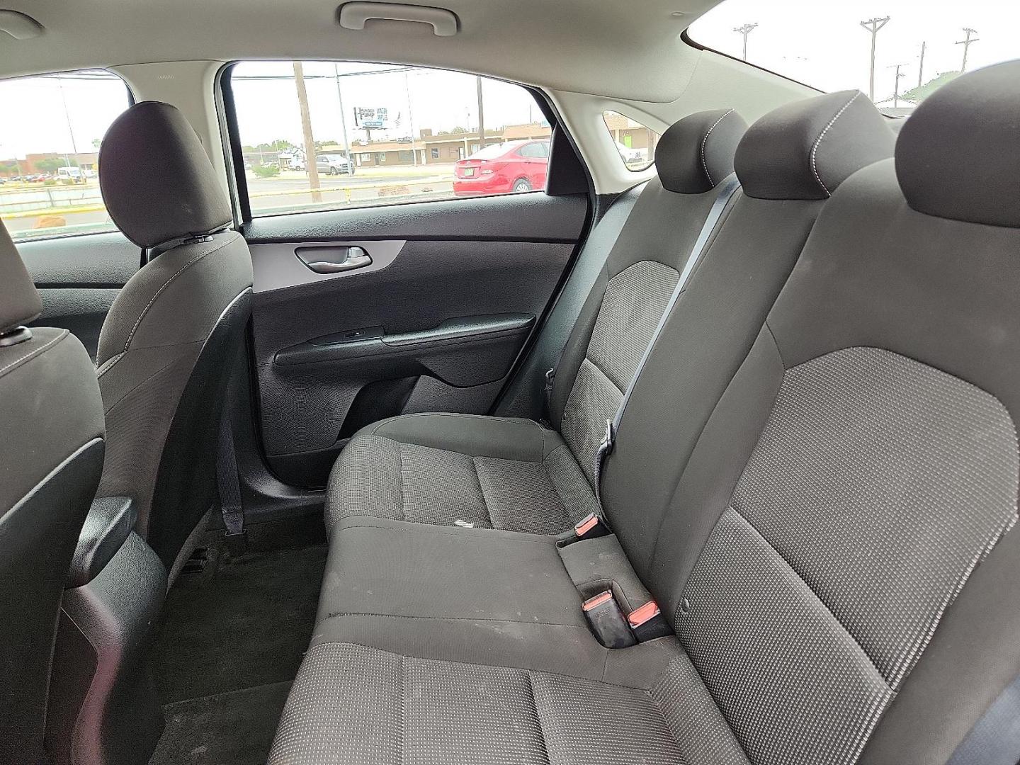 2021 Clear White - UD /Black - WK Kia Forte LXS (3KPF24AD9ME) with an 2L I-4 DOHC, D-CVVT variable valve control, regular unleaded, engine with 147HP engine, located at 4711 Ave Q, Lubbock, TX, 79412, (806) 687-2362, 33.551304, -101.855293 - Photo#6