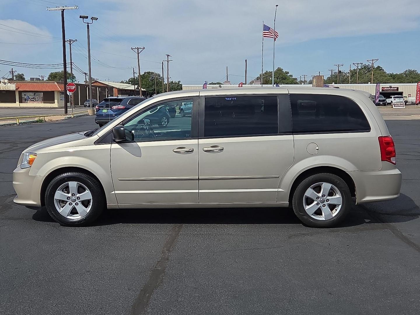 2016 Cashmere/Sandstone Pearlcoat - PFS /Black/Light Graystone - X1 Dodge Grand Caravan SE (2C4RDGBG4GR) with an Pentastar 3.6L V-6 DOHC, variable valve control, regular unleaded, engine with 283HP engine, located at 4711 Ave Q, Lubbock, TX, 79412, (806) 687-2362, 33.551304, -101.855293 - Photo#1