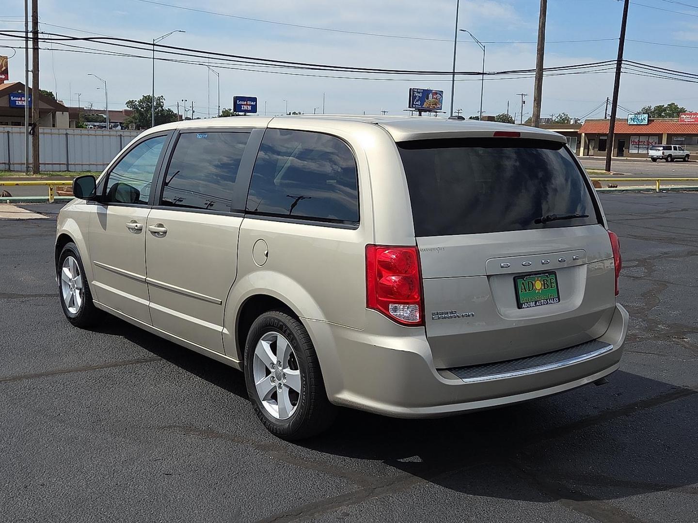 2016 Cashmere/Sandstone Pearlcoat - PFS /Black/Light Graystone - X1 Dodge Grand Caravan SE (2C4RDGBG4GR) with an Pentastar 3.6L V-6 DOHC, variable valve control, regular unleaded, engine with 283HP engine, located at 4711 Ave Q, Lubbock, TX, 79412, (806) 687-2362, 33.551304, -101.855293 - Photo#2