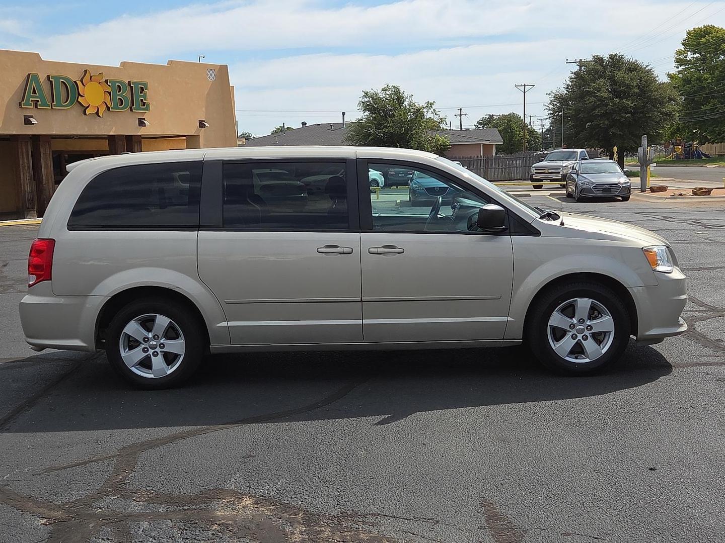 2016 Cashmere/Sandstone Pearlcoat - PFS /Black/Light Graystone - X1 Dodge Grand Caravan SE (2C4RDGBG4GR) with an Pentastar 3.6L V-6 DOHC, variable valve control, regular unleaded, engine with 283HP engine, located at 4711 Ave Q, Lubbock, TX, 79412, (806) 687-2362, 33.551304, -101.855293 - Photo#5