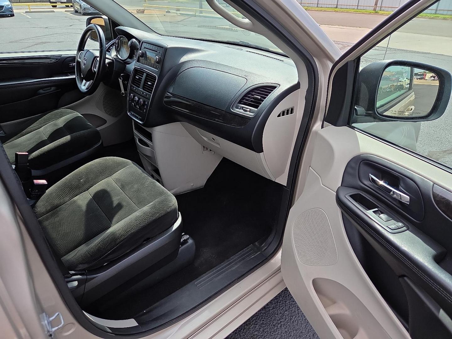 2016 Cashmere/Sandstone Pearlcoat - PFS /Black/Light Graystone - X1 Dodge Grand Caravan SE (2C4RDGBG4GR) with an Pentastar 3.6L V-6 DOHC, variable valve control, regular unleaded, engine with 283HP engine, located at 4711 Ave Q, Lubbock, TX, 79412, (806) 687-2362, 33.551304, -101.855293 - Photo#11