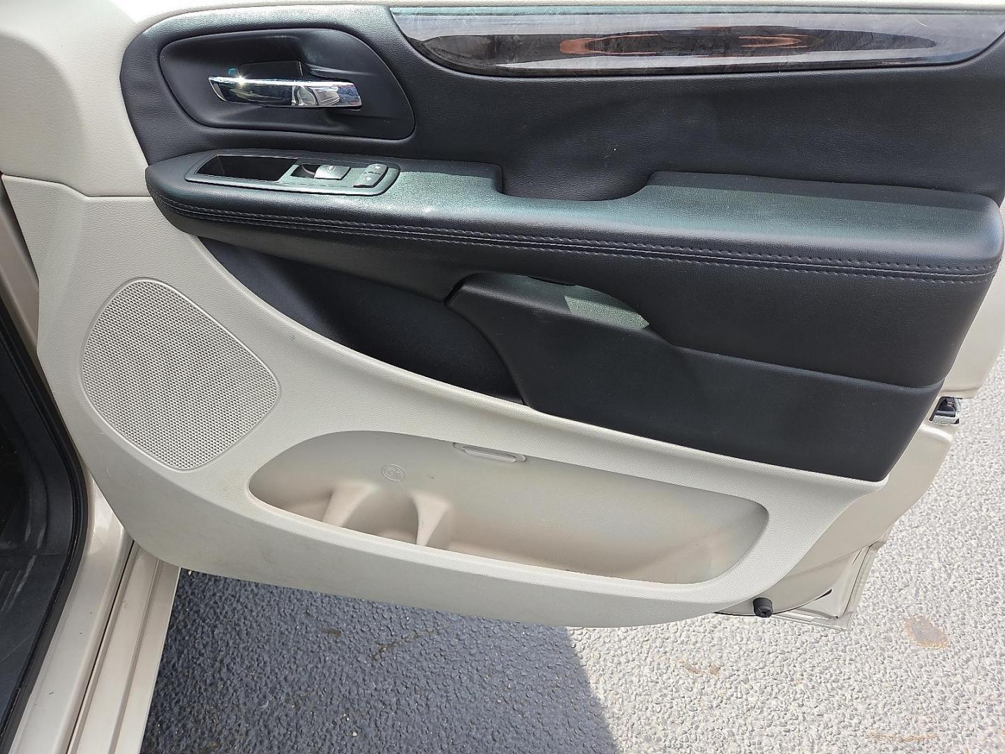 2016 Cashmere/Sandstone Pearlcoat - PFS /Black/Light Graystone - X1 Dodge Grand Caravan SE (2C4RDGBG4GR) with an Pentastar 3.6L V-6 DOHC, variable valve control, regular unleaded, engine with 283HP engine, located at 4711 Ave Q, Lubbock, TX, 79412, (806) 687-2362, 33.551304, -101.855293 - Photo#13