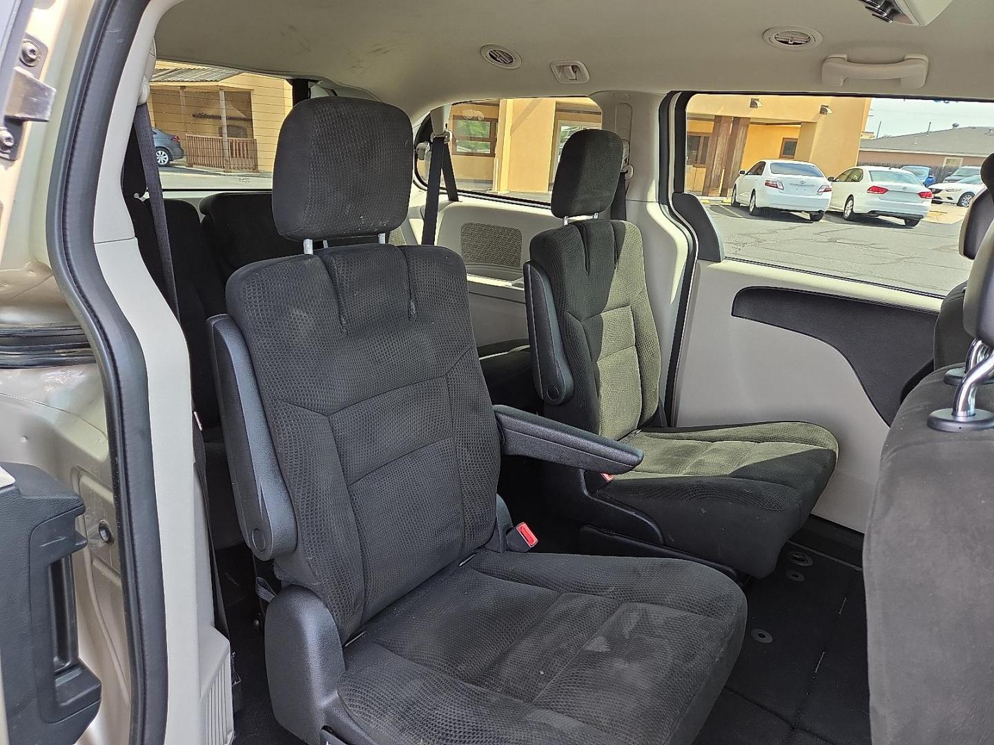 2016 Cashmere/Sandstone Pearlcoat - PFS /Black/Light Graystone - X1 Dodge Grand Caravan SE (2C4RDGBG4GR) with an Pentastar 3.6L V-6 DOHC, variable valve control, regular unleaded, engine with 283HP engine, located at 4711 Ave Q, Lubbock, TX, 79412, (806) 687-2362, 33.551304, -101.855293 - Photo#14