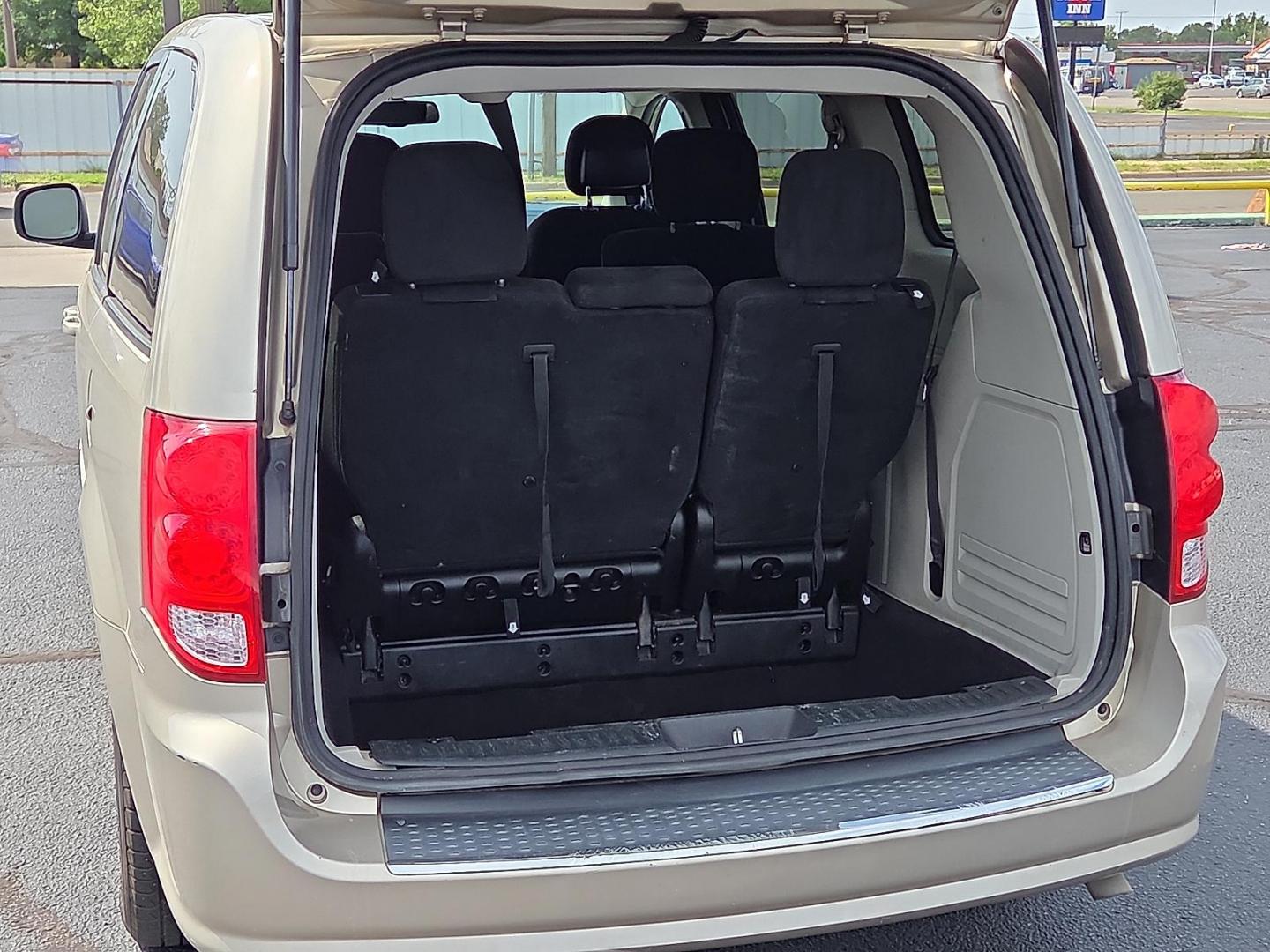 2016 Cashmere/Sandstone Pearlcoat - PFS /Black/Light Graystone - X1 Dodge Grand Caravan SE (2C4RDGBG4GR) with an Pentastar 3.6L V-6 DOHC, variable valve control, regular unleaded, engine with 283HP engine, located at 4711 Ave Q, Lubbock, TX, 79412, (806) 687-2362, 33.551304, -101.855293 - Photo#16