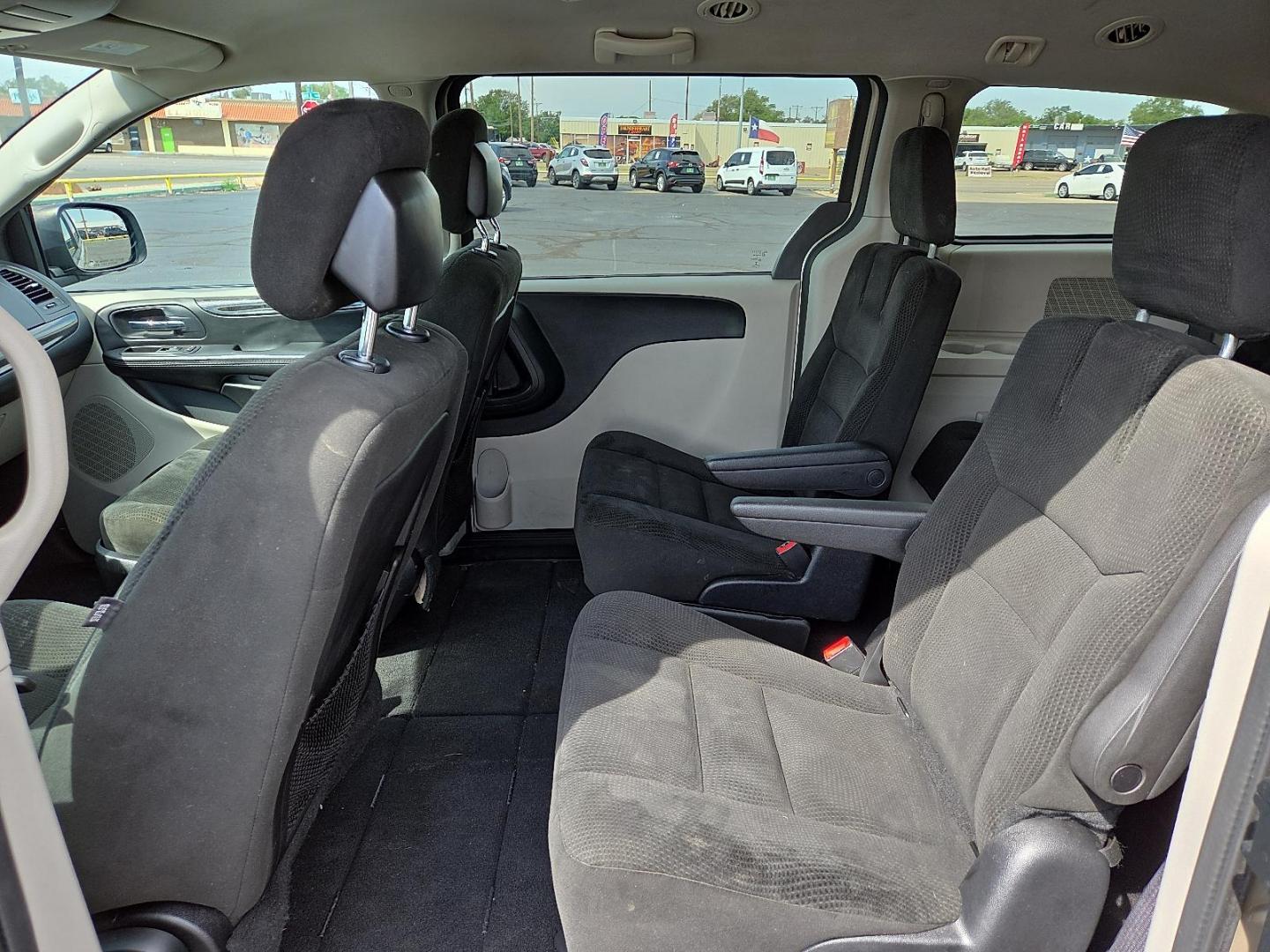 2016 Cashmere/Sandstone Pearlcoat - PFS /Black/Light Graystone - X1 Dodge Grand Caravan SE (2C4RDGBG4GR) with an Pentastar 3.6L V-6 DOHC, variable valve control, regular unleaded, engine with 283HP engine, located at 4711 Ave Q, Lubbock, TX, 79412, (806) 687-2362, 33.551304, -101.855293 - Photo#18