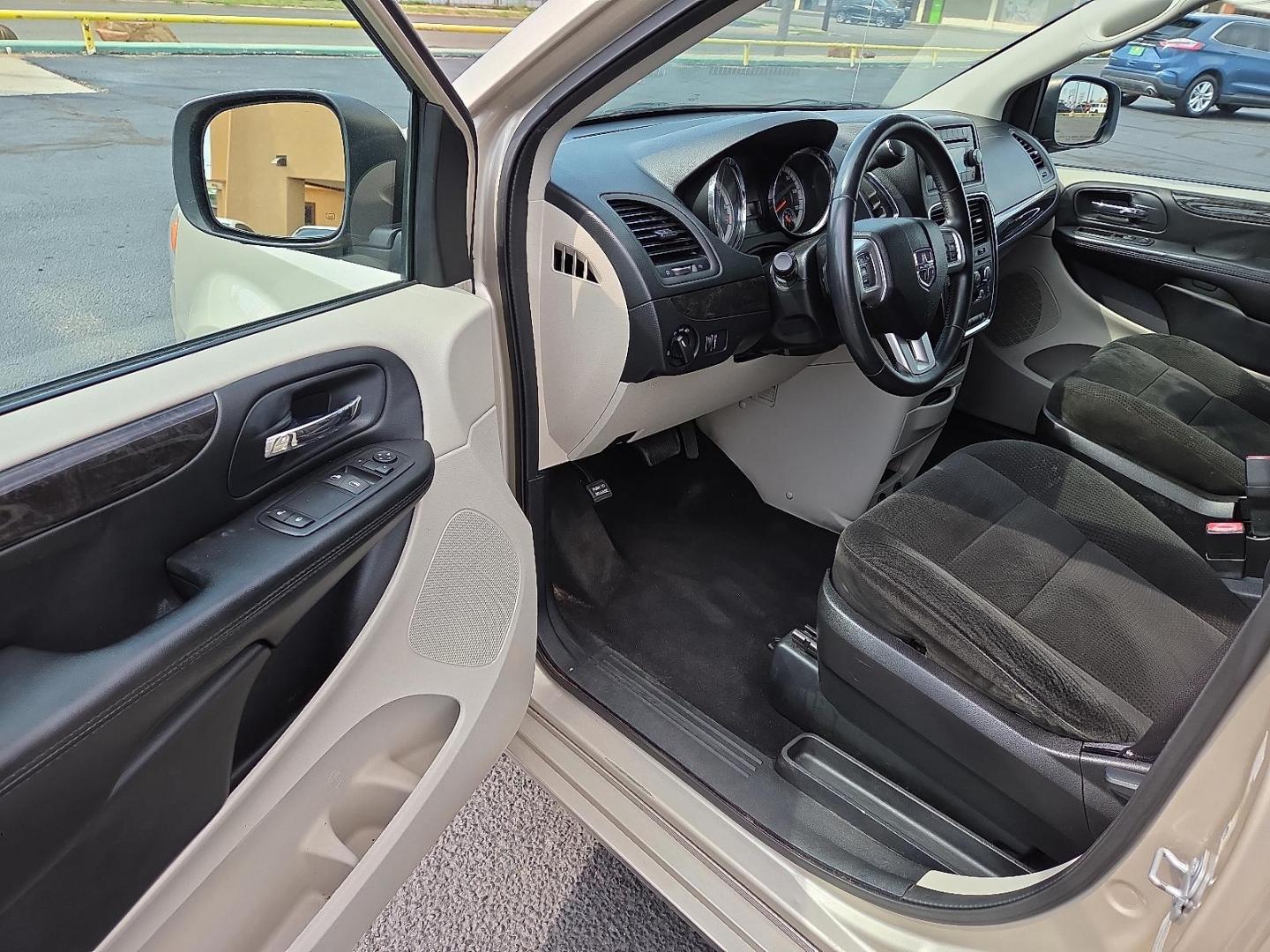 2016 Cashmere/Sandstone Pearlcoat - PFS /Black/Light Graystone - X1 Dodge Grand Caravan SE (2C4RDGBG4GR) with an Pentastar 3.6L V-6 DOHC, variable valve control, regular unleaded, engine with 283HP engine, located at 4711 Ave Q, Lubbock, TX, 79412, (806) 687-2362, 33.551304, -101.855293 - Photo#21