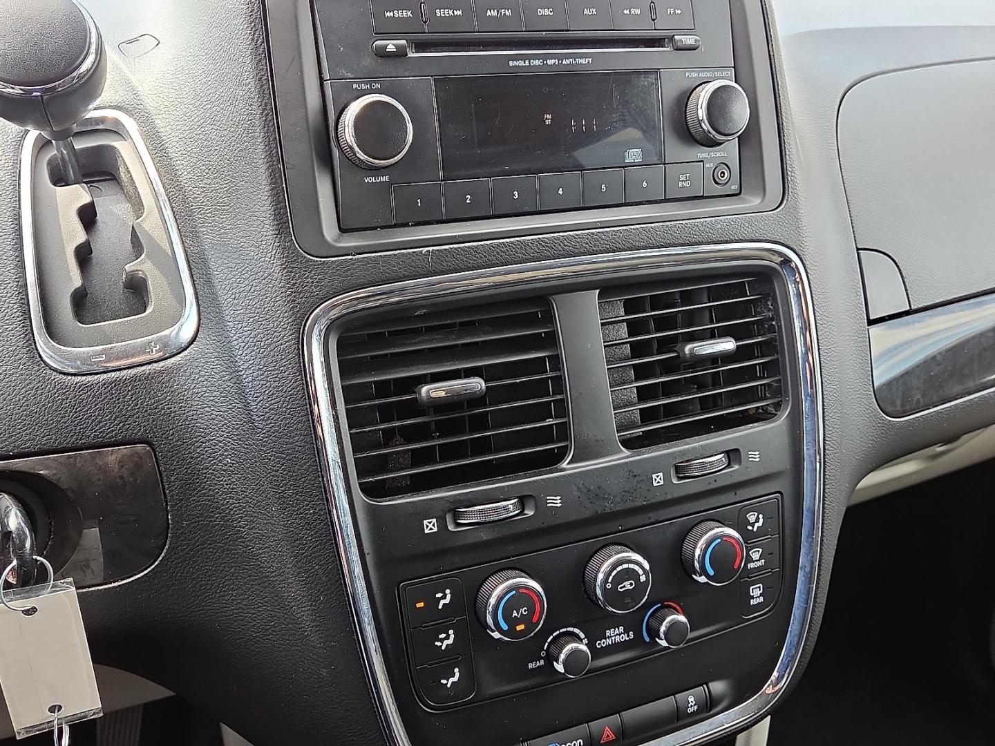 2016 Cashmere/Sandstone Pearlcoat - PFS /Black/Light Graystone - X1 Dodge Grand Caravan SE (2C4RDGBG4GR) with an Pentastar 3.6L V-6 DOHC, variable valve control, regular unleaded, engine with 283HP engine, located at 4711 Ave Q, Lubbock, TX, 79412, (806) 687-2362, 33.551304, -101.855293 - Photo#25