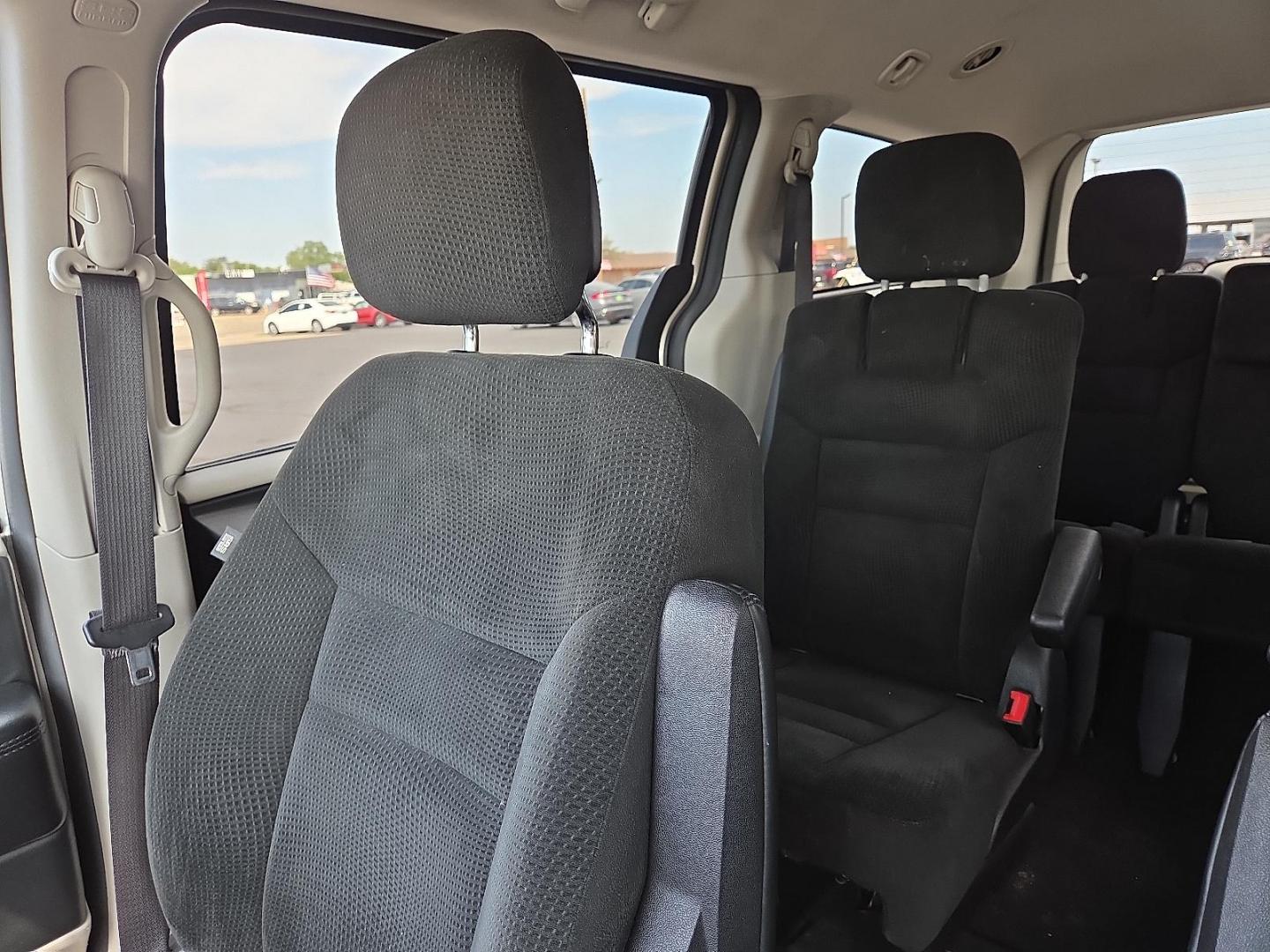 2016 Cashmere/Sandstone Pearlcoat - PFS /Black/Light Graystone - X1 Dodge Grand Caravan SE (2C4RDGBG4GR) with an Pentastar 3.6L V-6 DOHC, variable valve control, regular unleaded, engine with 283HP engine, located at 4711 Ave Q, Lubbock, TX, 79412, (806) 687-2362, 33.551304, -101.855293 - Photo#28