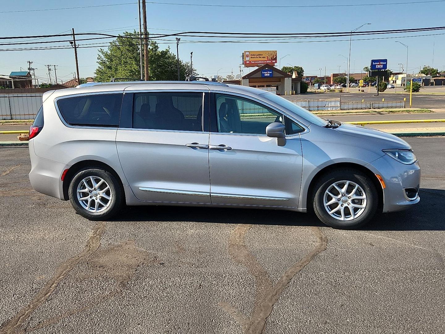 2020 SILVER Chrysler Pacifica Touring L (2C4RC1BGXLR) with an 3.6L V-6 DOHC, VVT variable valve control, regular unleaded, engine with cylinder deactivation and 287HP engine, located at 4711 Ave Q, Lubbock, TX, 79412, (806) 687-2362, 33.551304, -101.855293 - Photo#4
