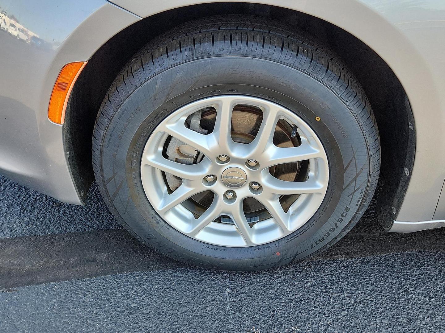 2020 SILVER Chrysler Pacifica Touring L (2C4RC1BGXLR) with an 3.6L V-6 DOHC, VVT variable valve control, regular unleaded, engine with cylinder deactivation and 287HP engine, located at 4711 Ave Q, Lubbock, TX, 79412, (806) 687-2362, 33.551304, -101.855293 - Photo#6