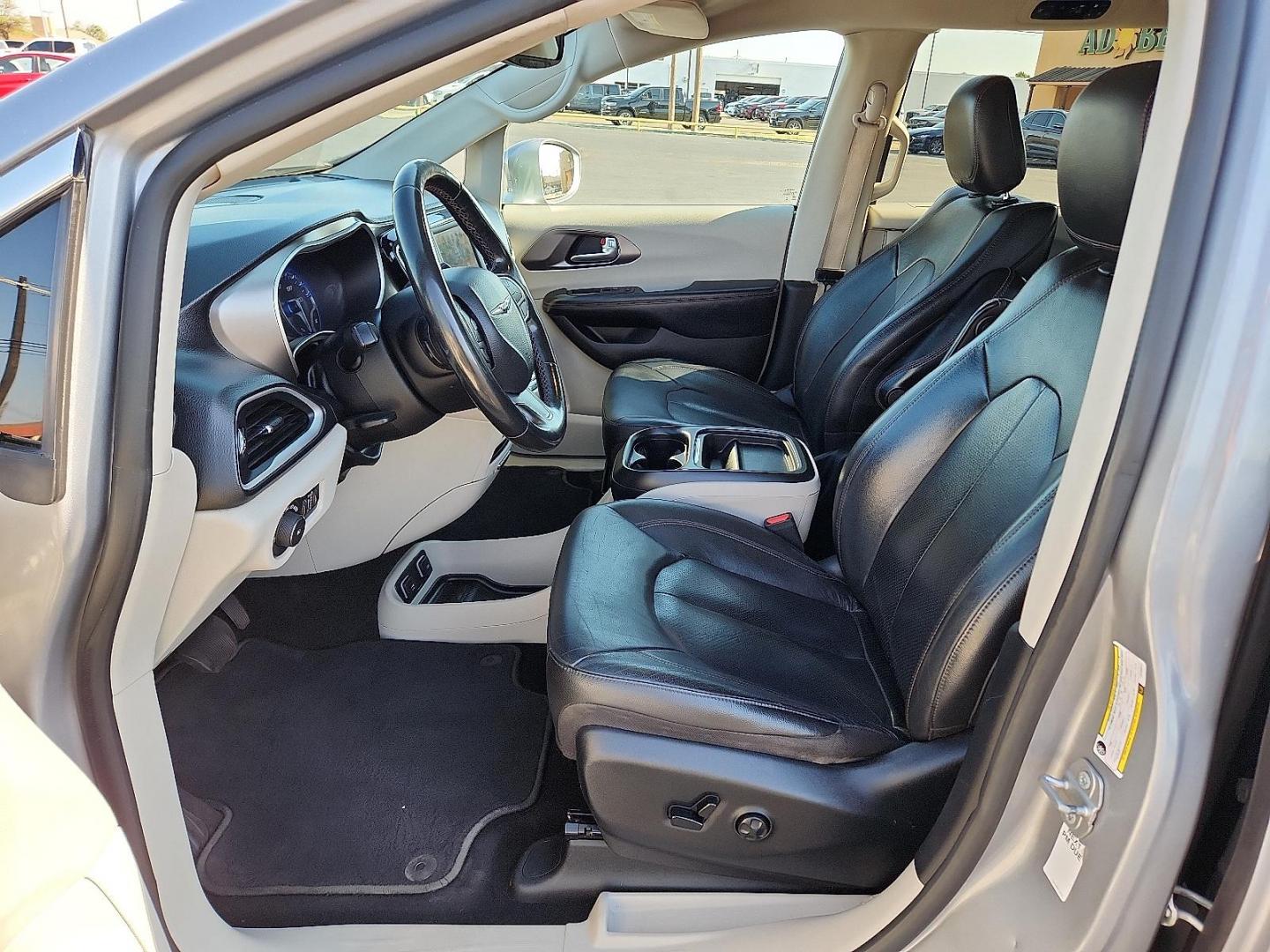 2020 SILVER Chrysler Pacifica Touring L (2C4RC1BGXLR) with an 3.6L V-6 DOHC, VVT variable valve control, regular unleaded, engine with cylinder deactivation and 287HP engine, located at 4711 Ave Q, Lubbock, TX, 79412, (806) 687-2362, 33.551304, -101.855293 - Photo#11