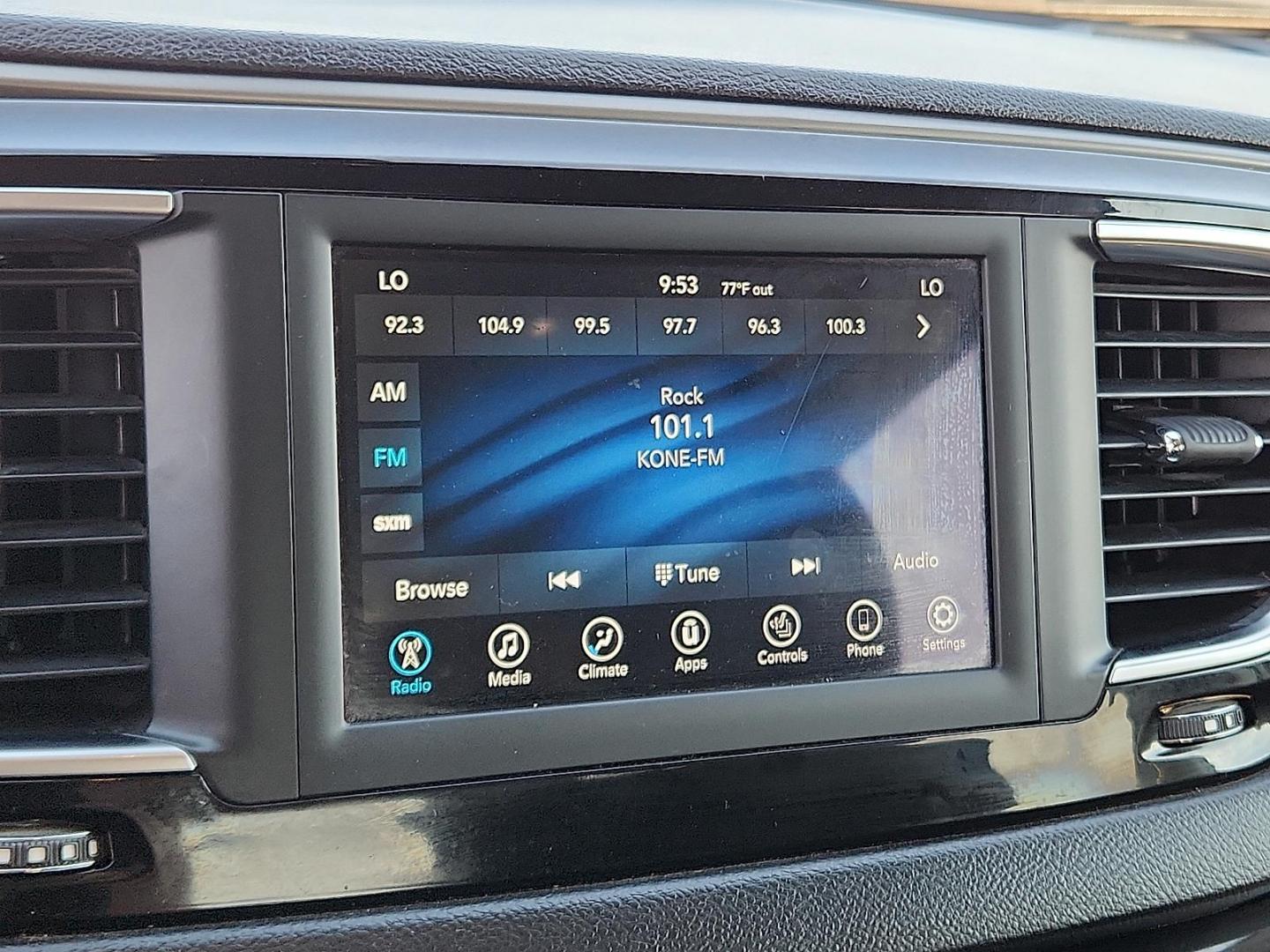 2020 SILVER Chrysler Pacifica Touring L (2C4RC1BGXLR) with an 3.6L V-6 DOHC, VVT variable valve control, regular unleaded, engine with cylinder deactivation and 287HP engine, located at 4711 Ave Q, Lubbock, TX, 79412, (806) 687-2362, 33.551304, -101.855293 - Photo#15