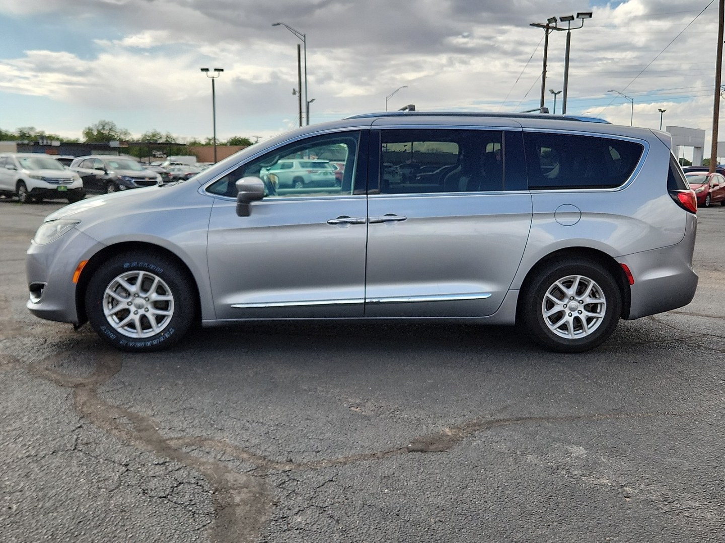 2020 SILVER /Black/Alloy - XP Chrysler Pacifica Touring L (2C4RC1BGXLR) with an 3.6L V-6 DOHC, VVT variable valve control, regular unleaded, engine with cylinder deactivation and 287HP engine, located at 4711 Ave Q, Lubbock, TX, 79412, (806) 687-2362, 33.551304, -101.855293 - Photo#1