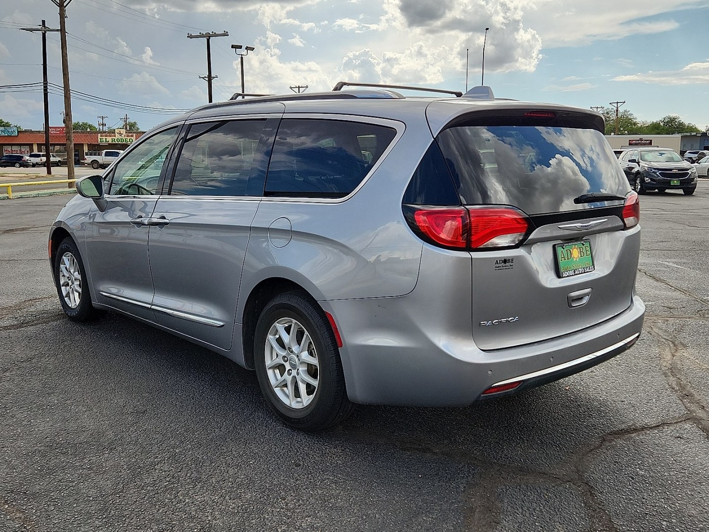 2020 SILVER /Black/Alloy - XP Chrysler Pacifica Touring L (2C4RC1BGXLR) with an 3.6L V-6 DOHC, VVT variable valve control, regular unleaded, engine with cylinder deactivation and 287HP engine, located at 4711 Ave Q, Lubbock, TX, 79412, (806) 687-2362, 33.551304, -101.855293 - Photo#2