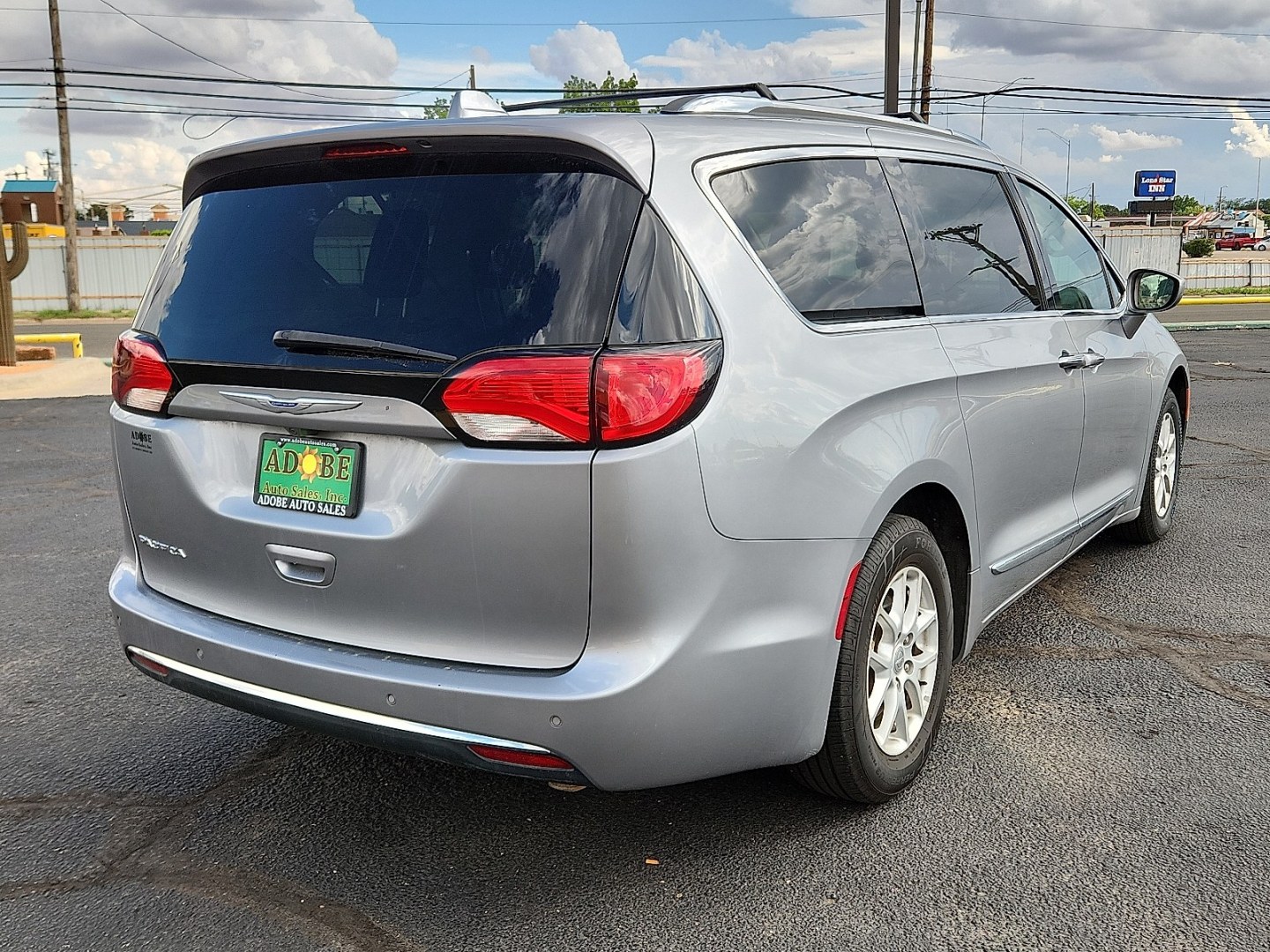 2020 SILVER /Black/Alloy - XP Chrysler Pacifica Touring L (2C4RC1BGXLR) with an 3.6L V-6 DOHC, VVT variable valve control, regular unleaded, engine with cylinder deactivation and 287HP engine, located at 4711 Ave Q, Lubbock, TX, 79412, (806) 687-2362, 33.551304, -101.855293 - Photo#3
