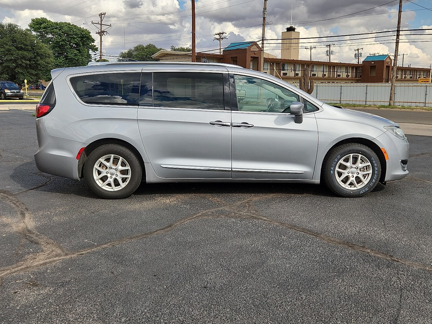2020 SILVER /Black/Alloy - XP Chrysler Pacifica Touring L (2C4RC1BGXLR) with an 3.6L V-6 DOHC, VVT variable valve control, regular unleaded, engine with cylinder deactivation and 287HP engine, located at 4711 Ave Q, Lubbock, TX, 79412, (806) 687-2362, 33.551304, -101.855293 - Photo#4