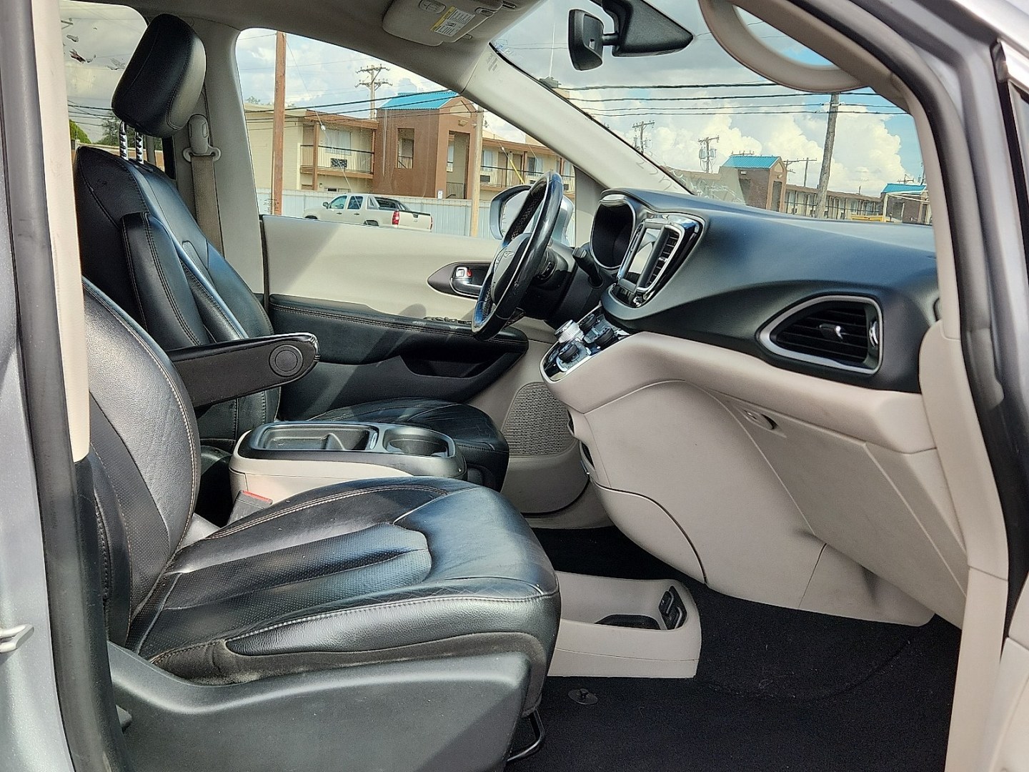 2020 SILVER /Black/Alloy - XP Chrysler Pacifica Touring L (2C4RC1BGXLR) with an 3.6L V-6 DOHC, VVT variable valve control, regular unleaded, engine with cylinder deactivation and 287HP engine, located at 4711 Ave Q, Lubbock, TX, 79412, (806) 687-2362, 33.551304, -101.855293 - Photo#8