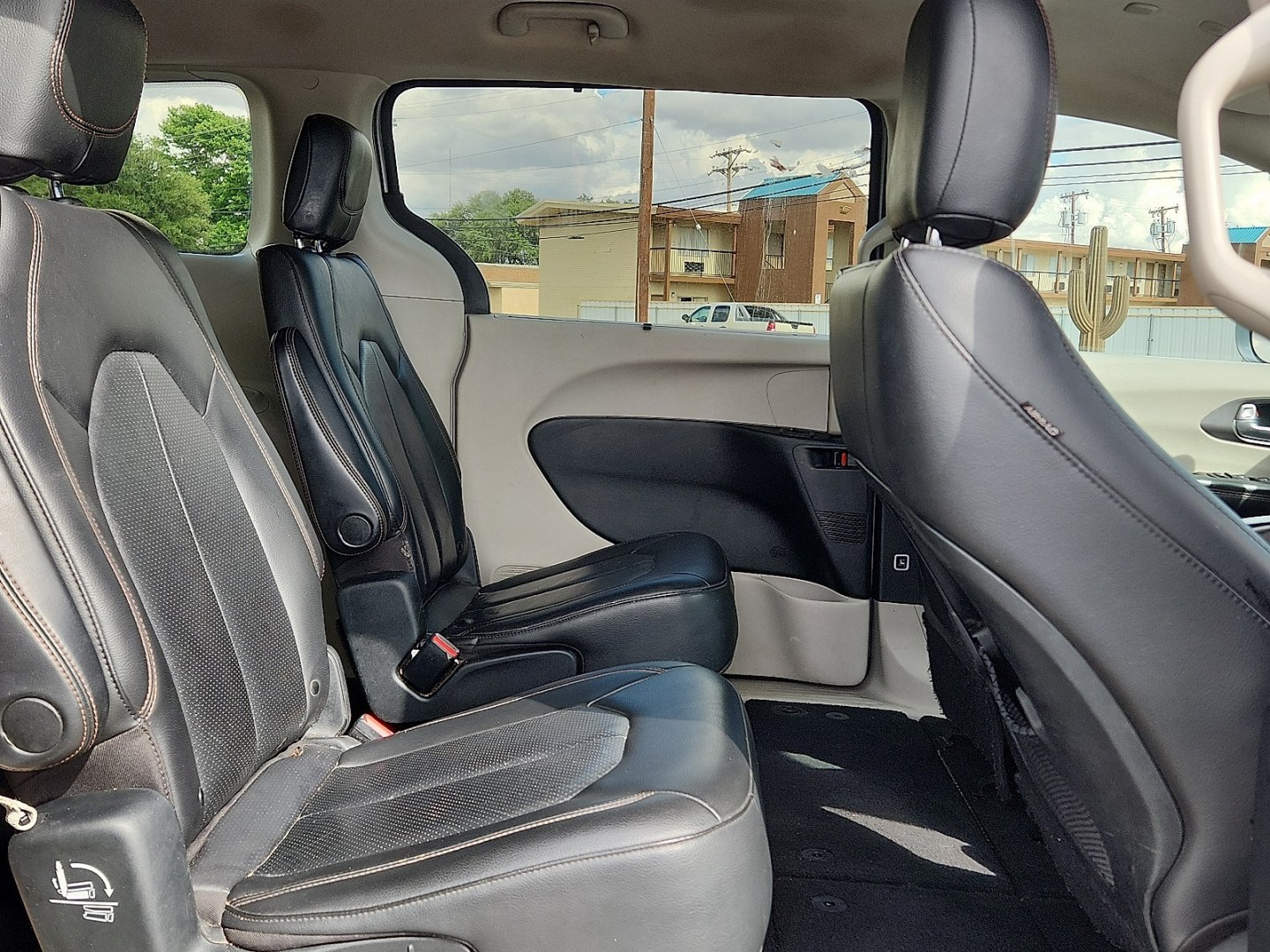 2020 SILVER /Black/Alloy - XP Chrysler Pacifica Touring L (2C4RC1BGXLR) with an 3.6L V-6 DOHC, VVT variable valve control, regular unleaded, engine with cylinder deactivation and 287HP engine, located at 4711 Ave Q, Lubbock, TX, 79412, (806) 687-2362, 33.551304, -101.855293 - Photo#9