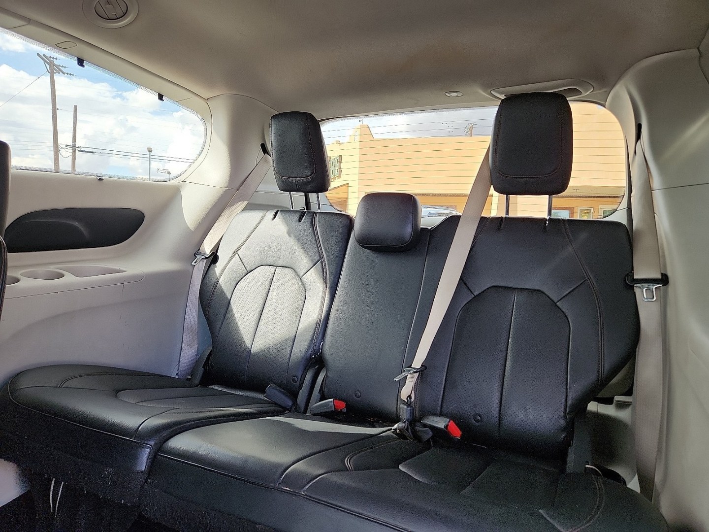 2020 SILVER /Black/Alloy - XP Chrysler Pacifica Touring L (2C4RC1BGXLR) with an 3.6L V-6 DOHC, VVT variable valve control, regular unleaded, engine with cylinder deactivation and 287HP engine, located at 4711 Ave Q, Lubbock, TX, 79412, (806) 687-2362, 33.551304, -101.855293 - Photo#11