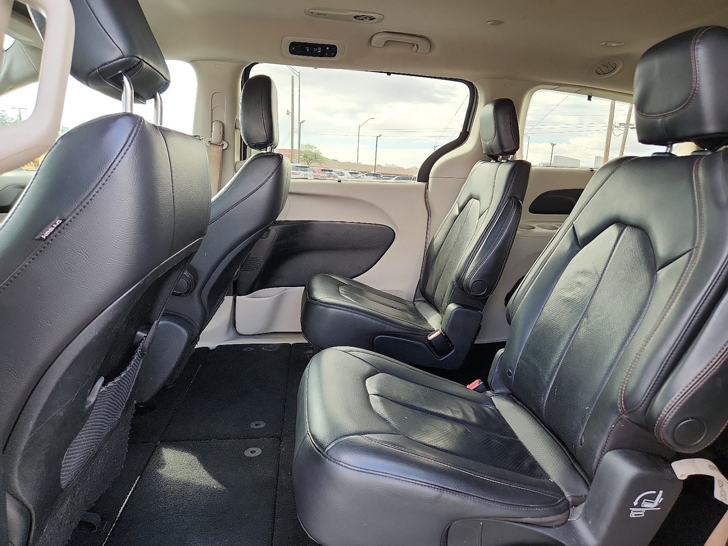 2020 SILVER /Black/Alloy - XP Chrysler Pacifica Touring L (2C4RC1BGXLR) with an 3.6L V-6 DOHC, VVT variable valve control, regular unleaded, engine with cylinder deactivation and 287HP engine, located at 4711 Ave Q, Lubbock, TX, 79412, (806) 687-2362, 33.551304, -101.855293 - Photo#12