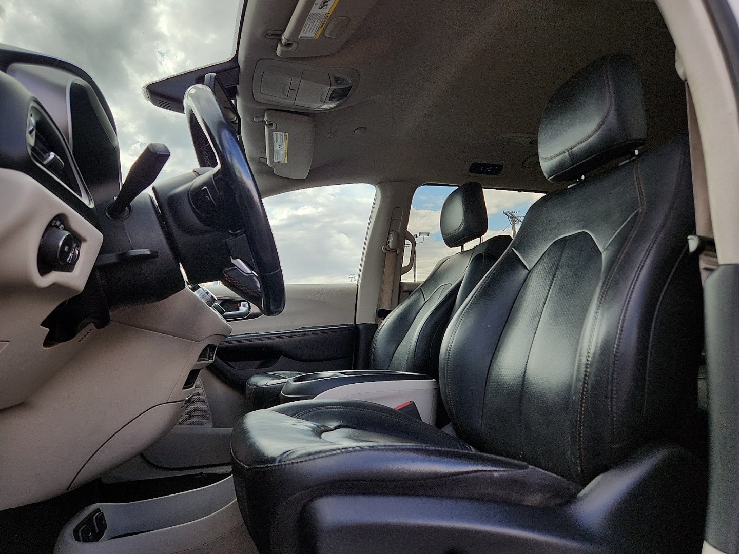 2020 SILVER /Black/Alloy - XP Chrysler Pacifica Touring L (2C4RC1BGXLR) with an 3.6L V-6 DOHC, VVT variable valve control, regular unleaded, engine with cylinder deactivation and 287HP engine, located at 4711 Ave Q, Lubbock, TX, 79412, (806) 687-2362, 33.551304, -101.855293 - Photo#14