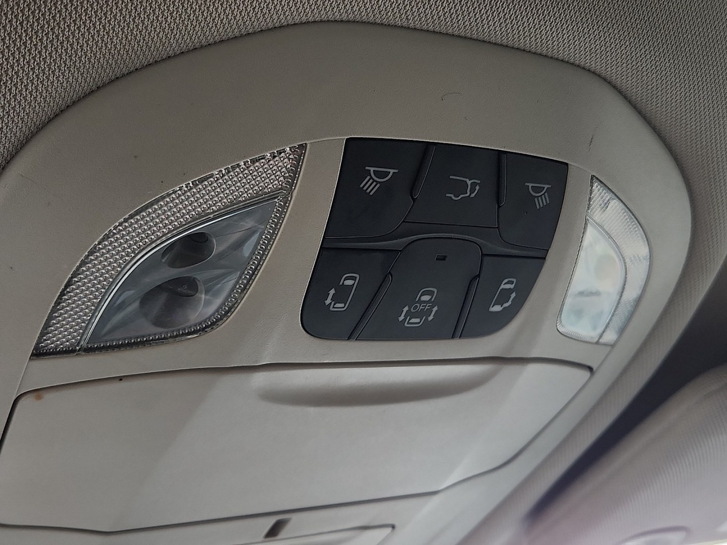 2020 SILVER /Black/Alloy - XP Chrysler Pacifica Touring L (2C4RC1BGXLR) with an 3.6L V-6 DOHC, VVT variable valve control, regular unleaded, engine with cylinder deactivation and 287HP engine, located at 4711 Ave Q, Lubbock, TX, 79412, (806) 687-2362, 33.551304, -101.855293 - Photo#16