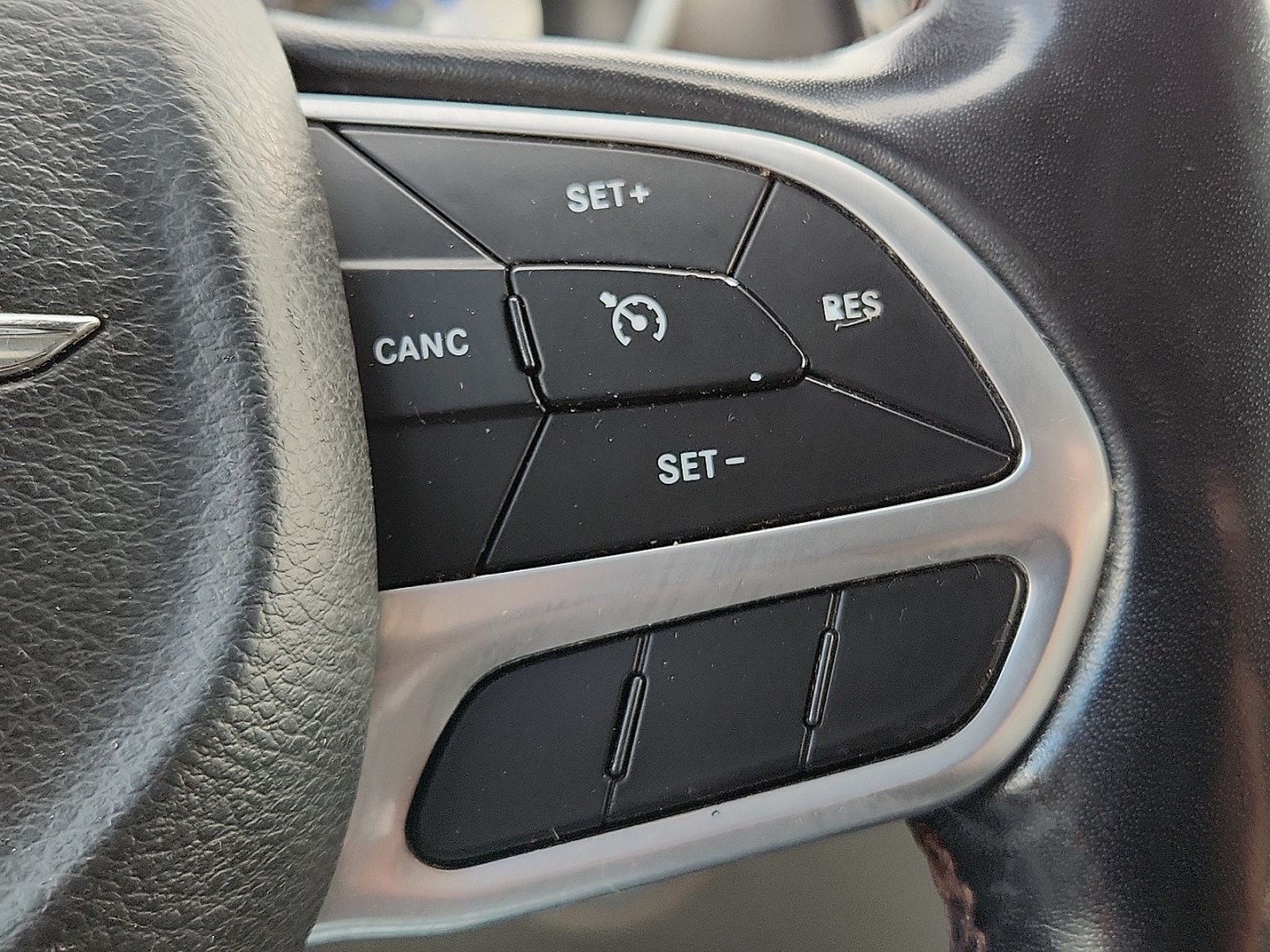 2020 SILVER /Black/Alloy - XP Chrysler Pacifica Touring L (2C4RC1BGXLR) with an 3.6L V-6 DOHC, VVT variable valve control, regular unleaded, engine with cylinder deactivation and 287HP engine, located at 4711 Ave Q, Lubbock, TX, 79412, (806) 687-2362, 33.551304, -101.855293 - Photo#23
