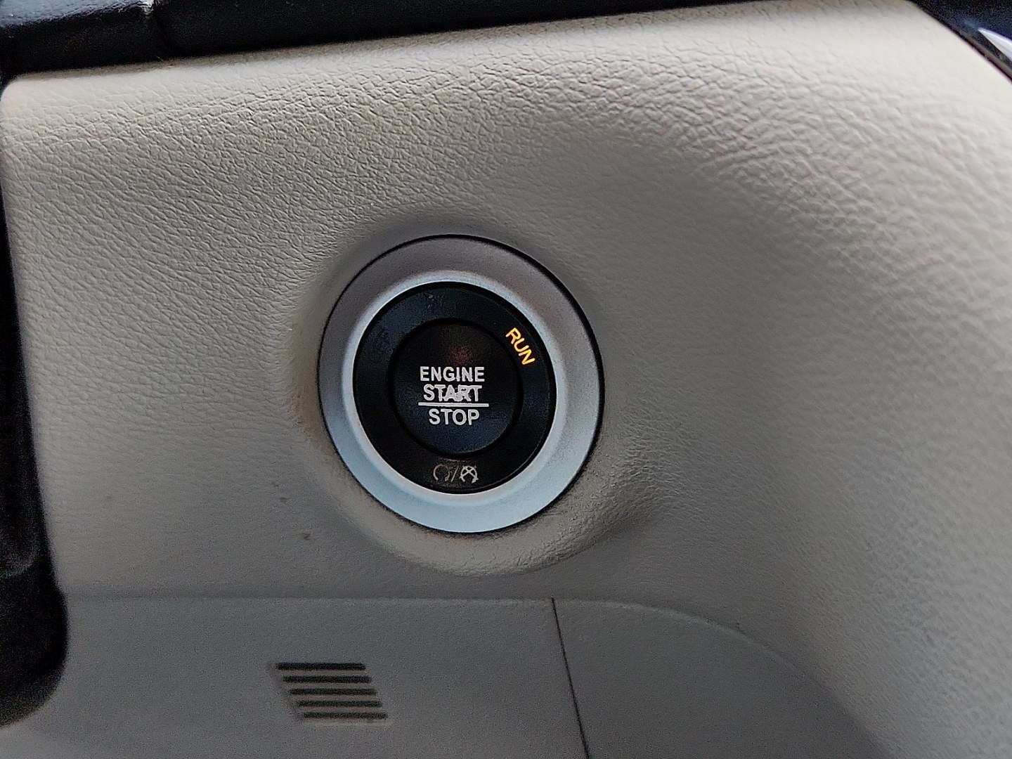 2020 SILVER /Black/Alloy - XP Chrysler Pacifica Touring L (2C4RC1BGXLR) with an 3.6L V-6 DOHC, VVT variable valve control, regular unleaded, engine with cylinder deactivation and 287HP engine, located at 4711 Ave Q, Lubbock, TX, 79412, (806) 687-2362, 33.551304, -101.855293 - Photo#26