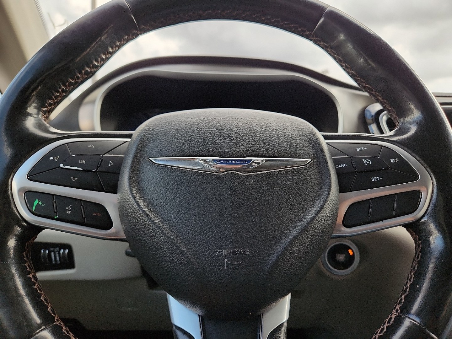 2020 SILVER /Black/Alloy - XP Chrysler Pacifica Touring L (2C4RC1BGXLR) with an 3.6L V-6 DOHC, VVT variable valve control, regular unleaded, engine with cylinder deactivation and 287HP engine, located at 4711 Ave Q, Lubbock, TX, 79412, (806) 687-2362, 33.551304, -101.855293 - Photo#28