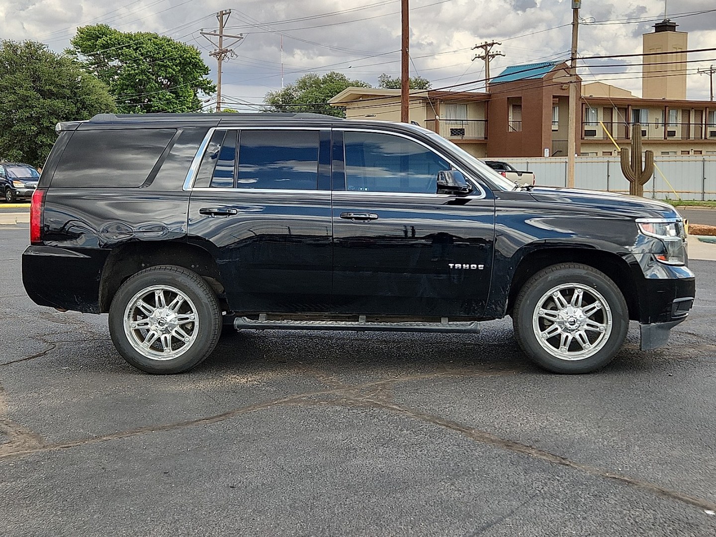 2019 BLACK /Jet Black - H0U Chevrolet Tahoe LS (1GNSKAKC0KR) with an EcoTec3 5.3L V-8 gasoline direct injection, variable valve control, regular unleaded, engine with cylinder deactivation and 355HP engine, located at 4711 Ave Q, Lubbock, TX, 79412, (806) 687-2362, 33.551304, -101.855293- Photo#4