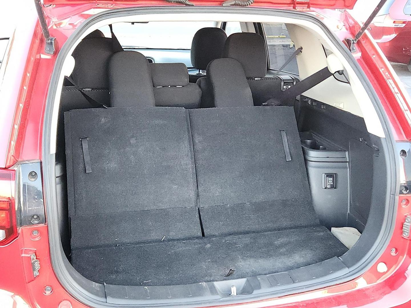 2020 RED Mitsubishi Outlander ES 2.4 (JA4AD2A31LZ) with an 2.4L I-4 MIVEC variable valve control, regular unleaded, engine with 166HP engine, located at 4711 Ave Q, Lubbock, TX, 79412, (806) 687-2362, 33.551304, -101.855293 - Photo#7