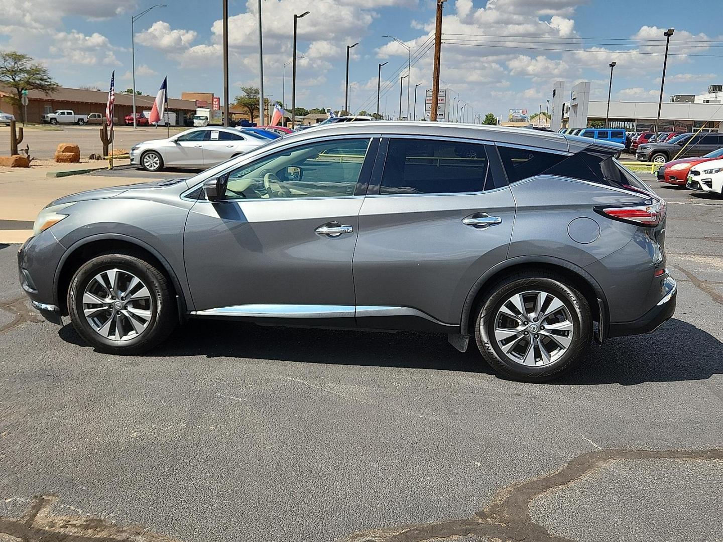 2015 GRAY Nissan Murano SL (5N1AZ2MG8FN) with an 3.5L V-6 DOHC, variable valve control, regular unleaded, engine with 260HP engine, located at 4711 Ave Q, Lubbock, TX, 79412, (806) 687-2362, 33.551304, -101.855293 - Photo#1