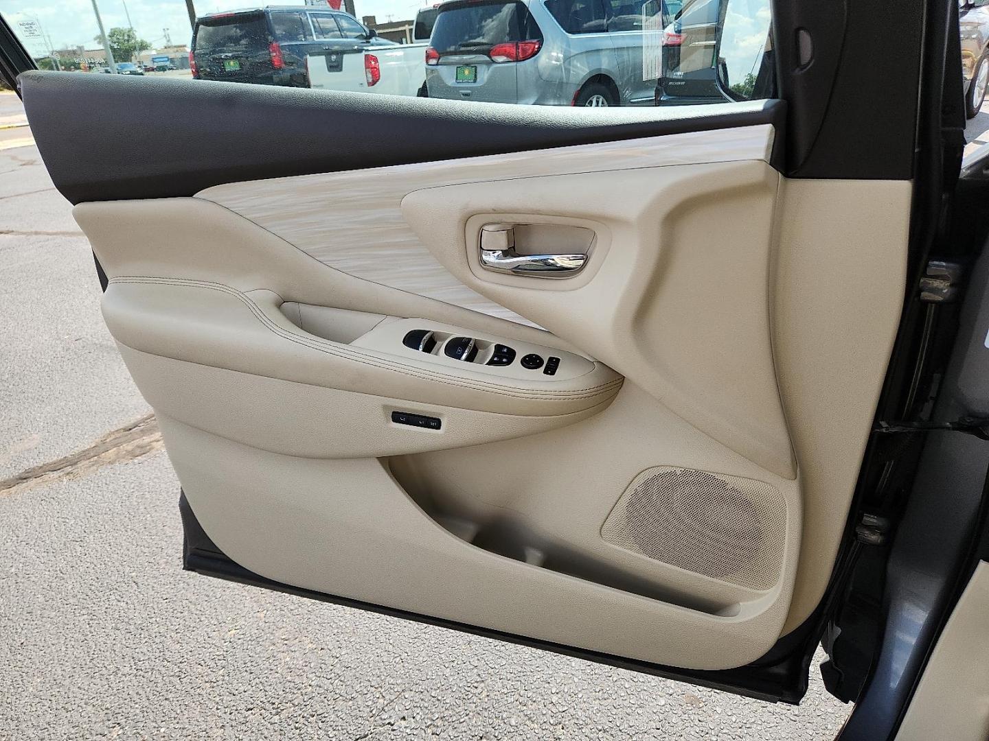 2015 GRAY Nissan Murano SL (5N1AZ2MG8FN) with an 3.5L V-6 DOHC, variable valve control, regular unleaded, engine with 260HP engine, located at 4711 Ave Q, Lubbock, TX, 79412, (806) 687-2362, 33.551304, -101.855293 - Photo#12