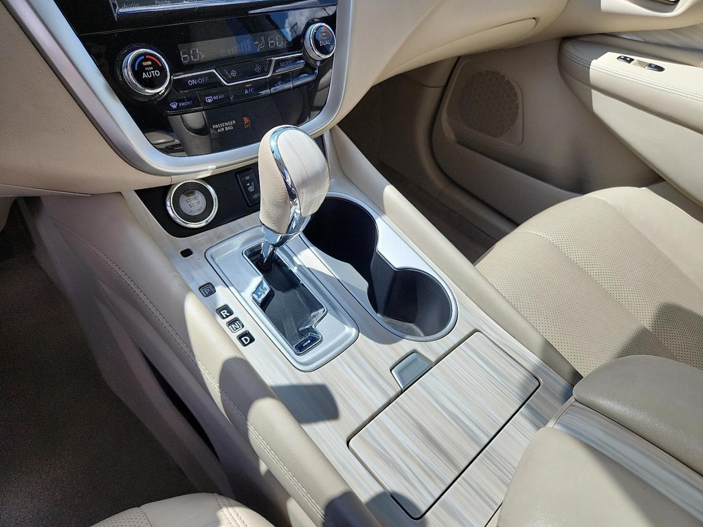2015 GRAY Nissan Murano SL (5N1AZ2MG8FN) with an 3.5L V-6 DOHC, variable valve control, regular unleaded, engine with 260HP engine, located at 4711 Ave Q, Lubbock, TX, 79412, (806) 687-2362, 33.551304, -101.855293 - Photo#17