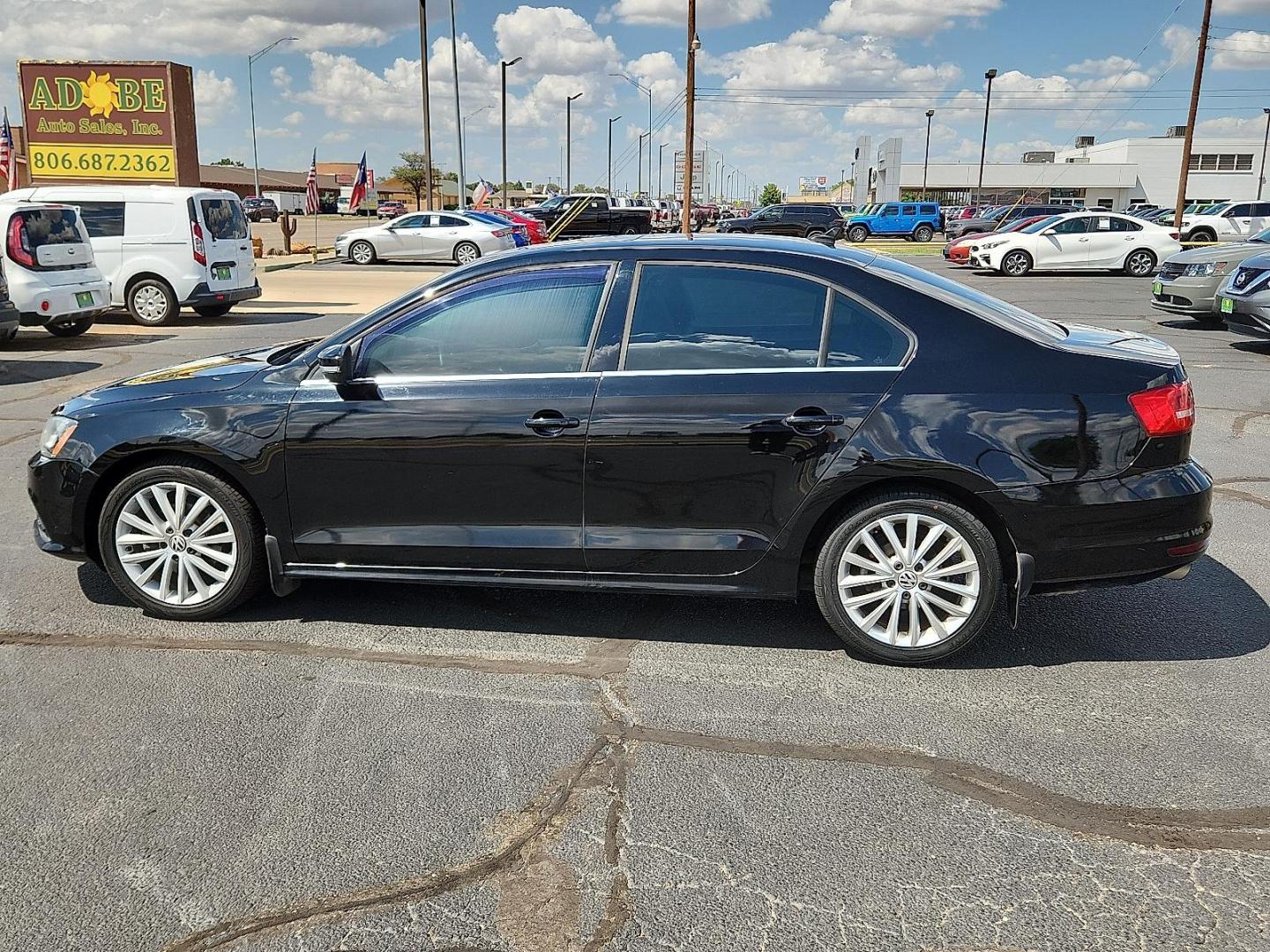 2015 BLACK Volkswagen Jetta 1.8T SE (3VWD17AJ1FM) with an 1.8L I-4 gasoline direct injection, DOHC, variable valve control, intercooled turbo, regular unleaded, engine with 170HP engine, located at 4711 Ave Q, Lubbock, TX, 79412, (806) 687-2362, 33.551304, -101.855293 - Photo#1