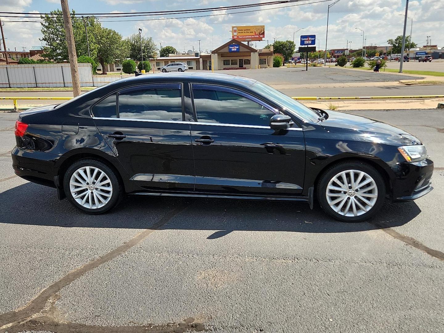 2015 BLACK Volkswagen Jetta 1.8T SE (3VWD17AJ1FM) with an 1.8L I-4 gasoline direct injection, DOHC, variable valve control, intercooled turbo, regular unleaded, engine with 170HP engine, located at 4711 Ave Q, Lubbock, TX, 79412, (806) 687-2362, 33.551304, -101.855293 - Photo#4
