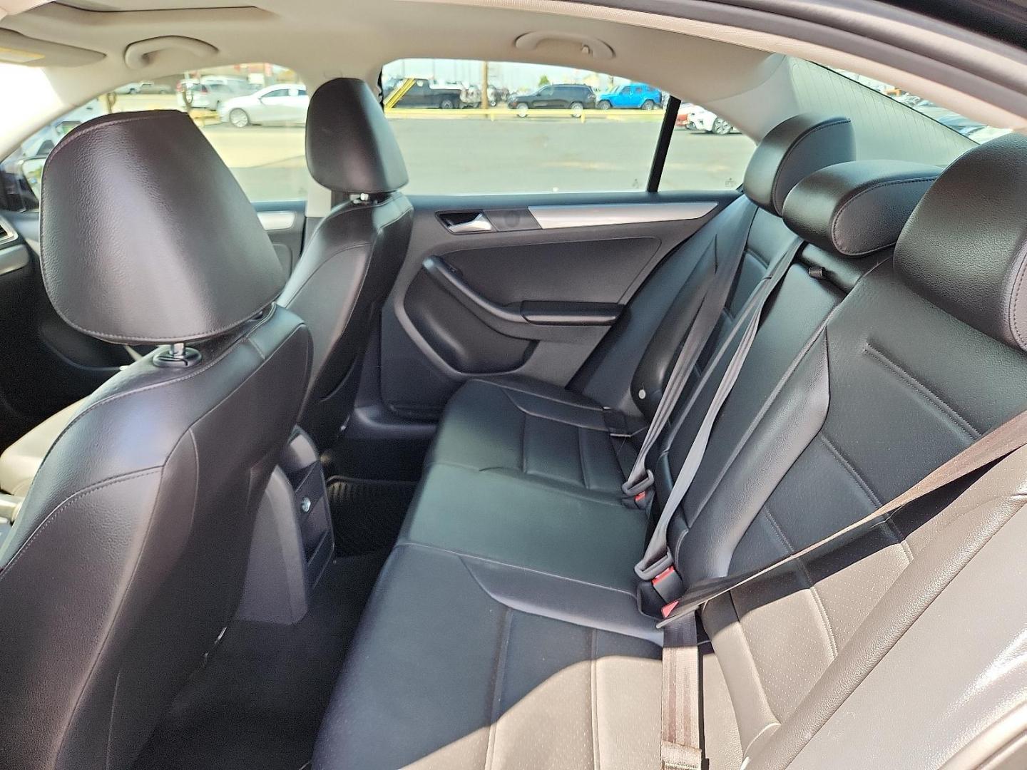 2015 BLACK Volkswagen Jetta 1.8T SE (3VWD17AJ1FM) with an 1.8L I-4 gasoline direct injection, DOHC, variable valve control, intercooled turbo, regular unleaded, engine with 170HP engine, located at 4711 Ave Q, Lubbock, TX, 79412, (806) 687-2362, 33.551304, -101.855293 - Photo#7