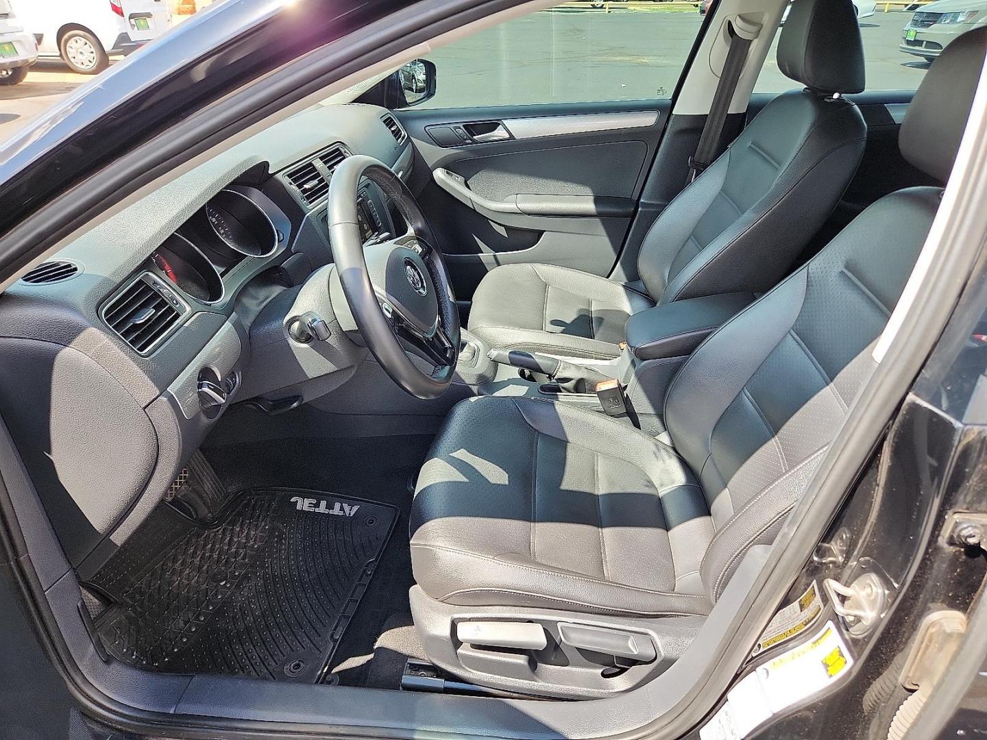 2015 BLACK Volkswagen Jetta 1.8T SE (3VWD17AJ1FM) with an 1.8L I-4 gasoline direct injection, DOHC, variable valve control, intercooled turbo, regular unleaded, engine with 170HP engine, located at 4711 Ave Q, Lubbock, TX, 79412, (806) 687-2362, 33.551304, -101.855293 - Photo#9