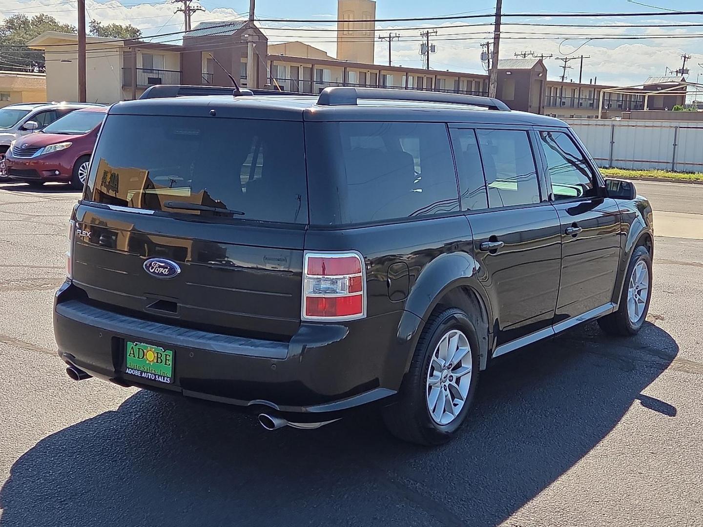 2014 Tuxedo Black Metallic /Charcoal Black - DW Ford Flex SE (2FMGK5B87EB) with an 3.5L V-6 DOHC, variable valve control, regular unleaded, engine with 287HP engine, located at 4711 Ave Q, Lubbock, TX, 79412, (806) 687-2362, 33.551304, -101.855293 - Photo#4
