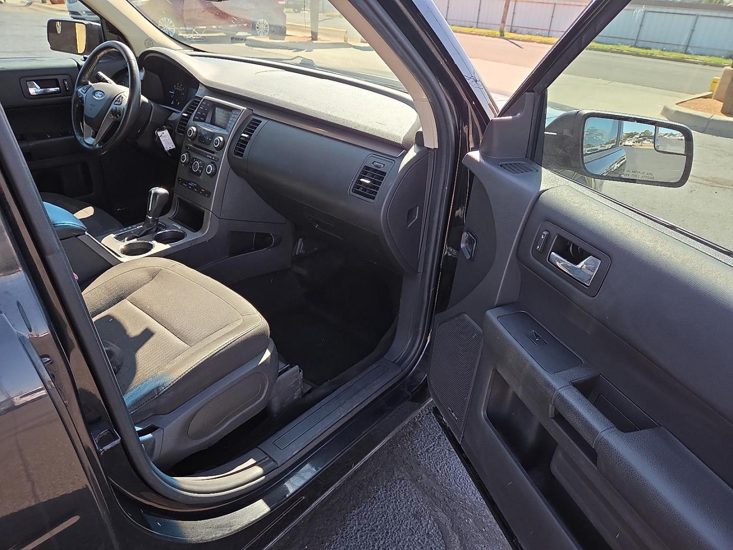 2014 Tuxedo Black Metallic /Charcoal Black - DW Ford Flex SE (2FMGK5B87EB) with an 3.5L V-6 DOHC, variable valve control, regular unleaded, engine with 287HP engine, located at 4711 Ave Q, Lubbock, TX, 79412, (806) 687-2362, 33.551304, -101.855293 - Photo#10