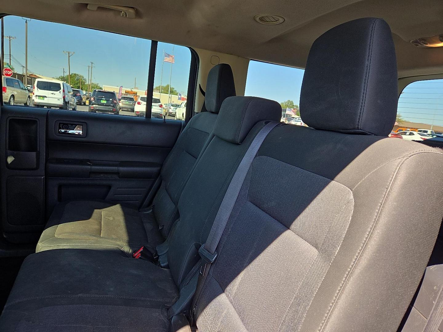 2014 Tuxedo Black Metallic /Charcoal Black - DW Ford Flex SE (2FMGK5B87EB) with an 3.5L V-6 DOHC, variable valve control, regular unleaded, engine with 287HP engine, located at 4711 Ave Q, Lubbock, TX, 79412, (806) 687-2362, 33.551304, -101.855293 - Photo#17