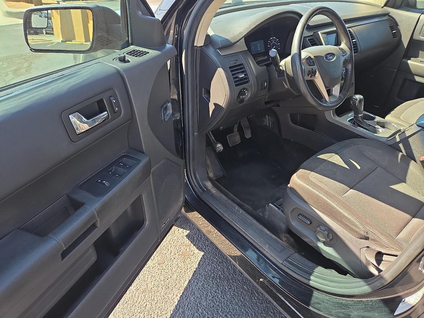 2014 Tuxedo Black Metallic /Charcoal Black - DW Ford Flex SE (2FMGK5B87EB) with an 3.5L V-6 DOHC, variable valve control, regular unleaded, engine with 287HP engine, located at 4711 Ave Q, Lubbock, TX, 79412, (806) 687-2362, 33.551304, -101.855293 - Photo#19