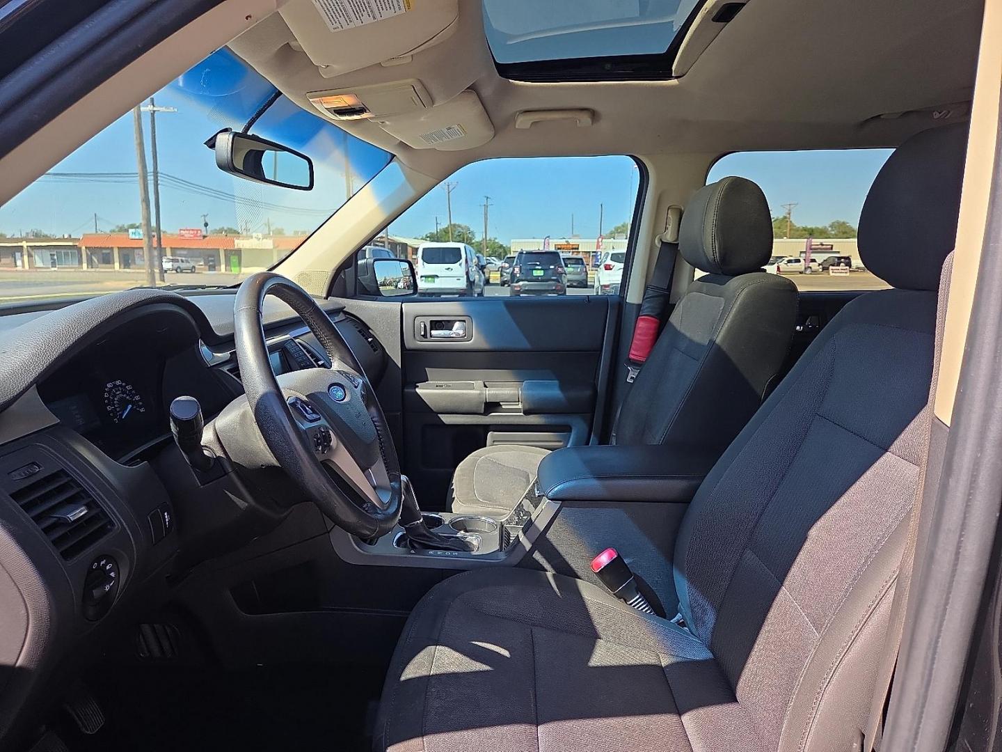 2014 Tuxedo Black Metallic /Charcoal Black - DW Ford Flex SE (2FMGK5B87EB) with an 3.5L V-6 DOHC, variable valve control, regular unleaded, engine with 287HP engine, located at 4711 Ave Q, Lubbock, TX, 79412, (806) 687-2362, 33.551304, -101.855293 - Photo#22