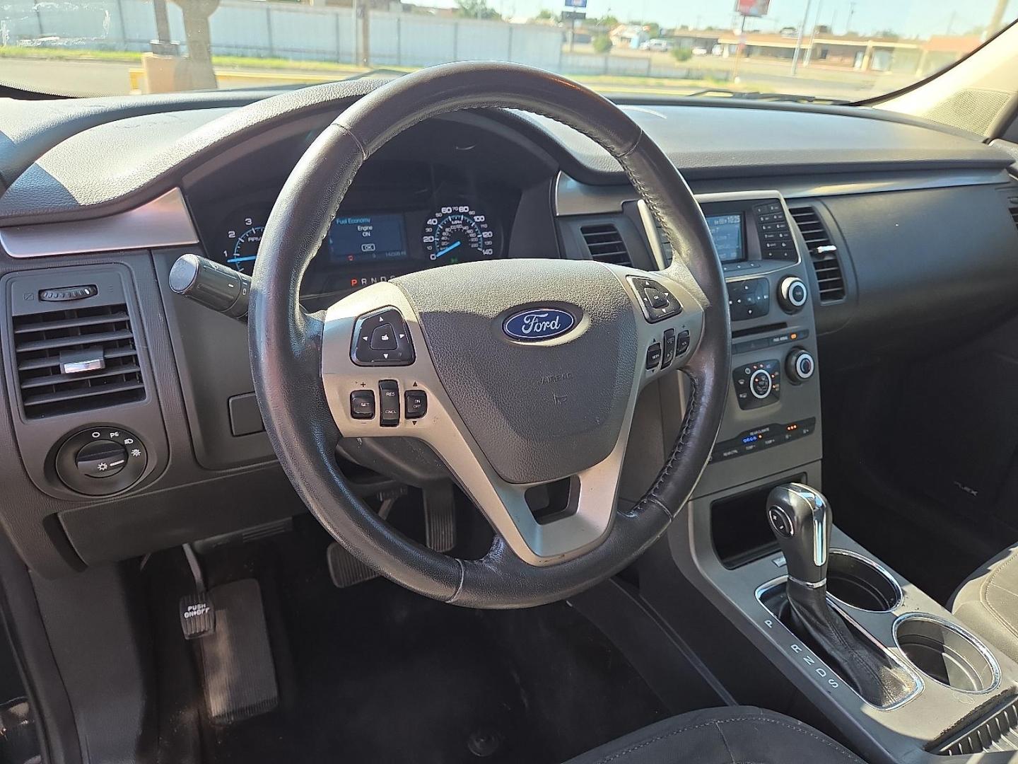 2014 Tuxedo Black Metallic /Charcoal Black - DW Ford Flex SE (2FMGK5B87EB) with an 3.5L V-6 DOHC, variable valve control, regular unleaded, engine with 287HP engine, located at 4711 Ave Q, Lubbock, TX, 79412, (806) 687-2362, 33.551304, -101.855293 - Photo#23