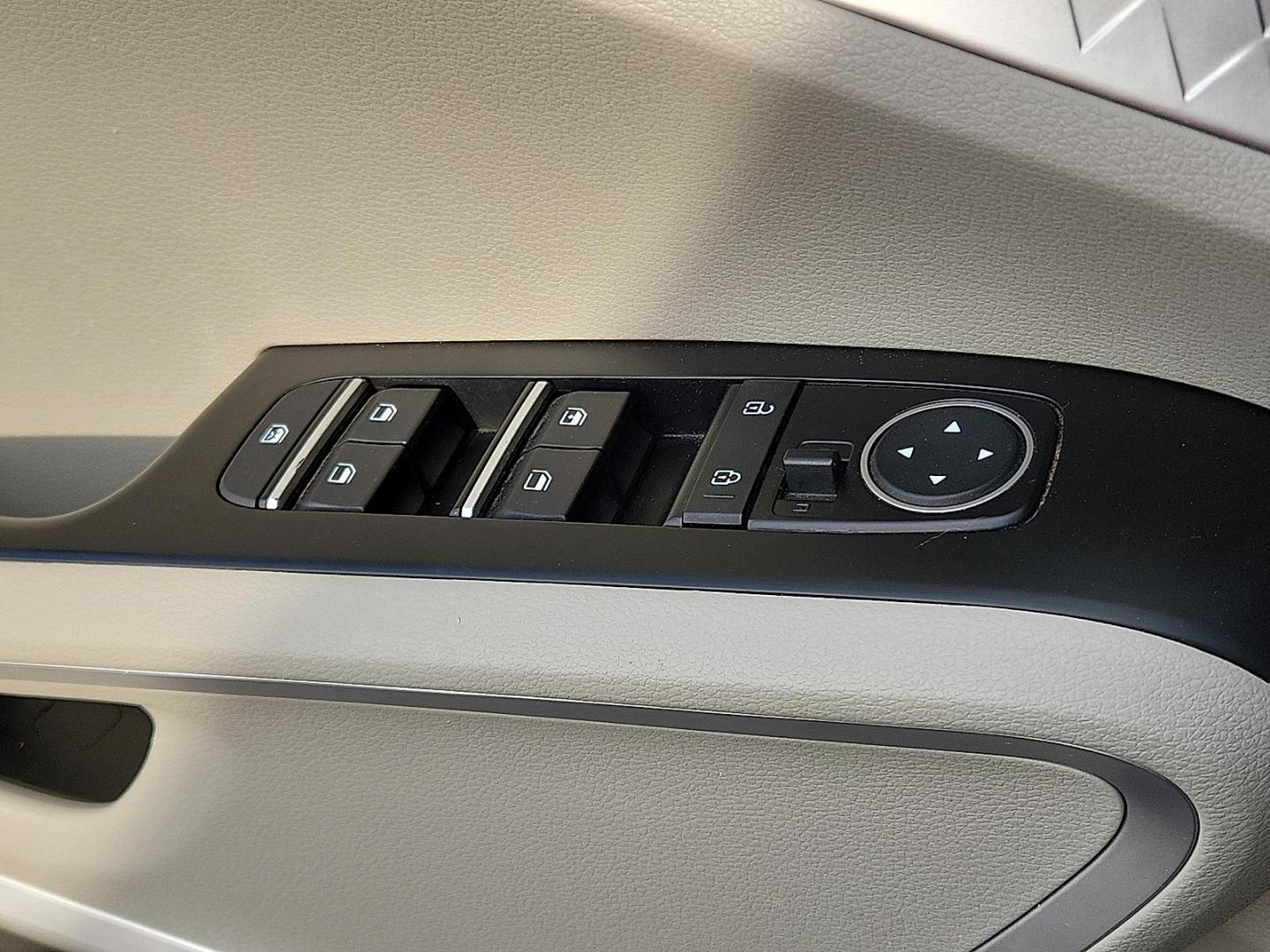 2020 Red Kia Soul LX (KNDJ23AUXL7) with an 2L I-4 DOHC, D-CVVT variable valve control, regular unleaded, engine with 147HP engine, located at 4711 Ave Q, Lubbock, TX, 79412, (806) 687-2362, 33.551304, -101.855293 - Photo#15