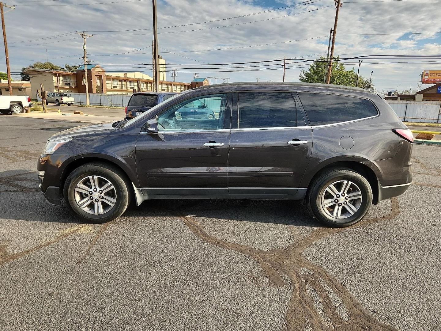 2016 GRAY Chevrolet Traverse 2LT (1GNKVHKD2GJ) with an 3.6L V-6 gasoline direct injection, DOHC, variable valve control, regular unleaded, engine with 281HP engine, located at 4711 Ave Q, Lubbock, TX, 79412, (806) 687-2362, 33.551304, -101.855293 - Photo#1