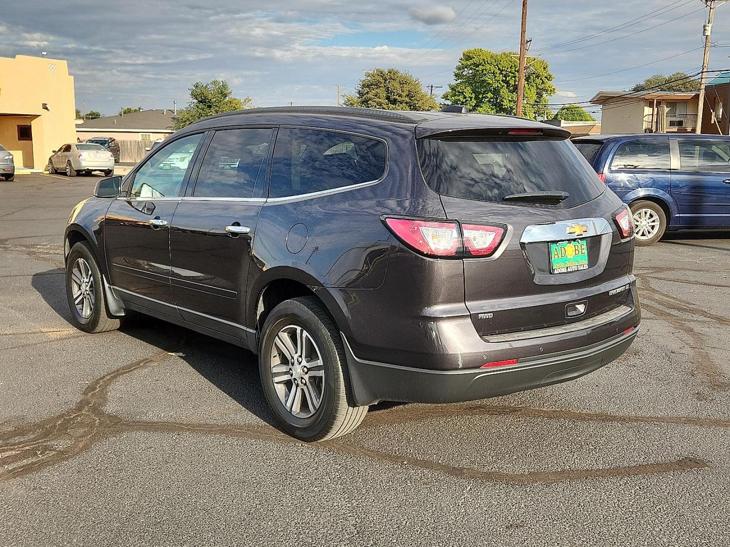 2016 GRAY Chevrolet Traverse 2LT (1GNKVHKD2GJ) with an 3.6L V-6 gasoline direct injection, DOHC, variable valve control, regular unleaded, engine with 281HP engine, located at 4711 Ave Q, Lubbock, TX, 79412, (806) 687-2362, 33.551304, -101.855293 - Photo#2
